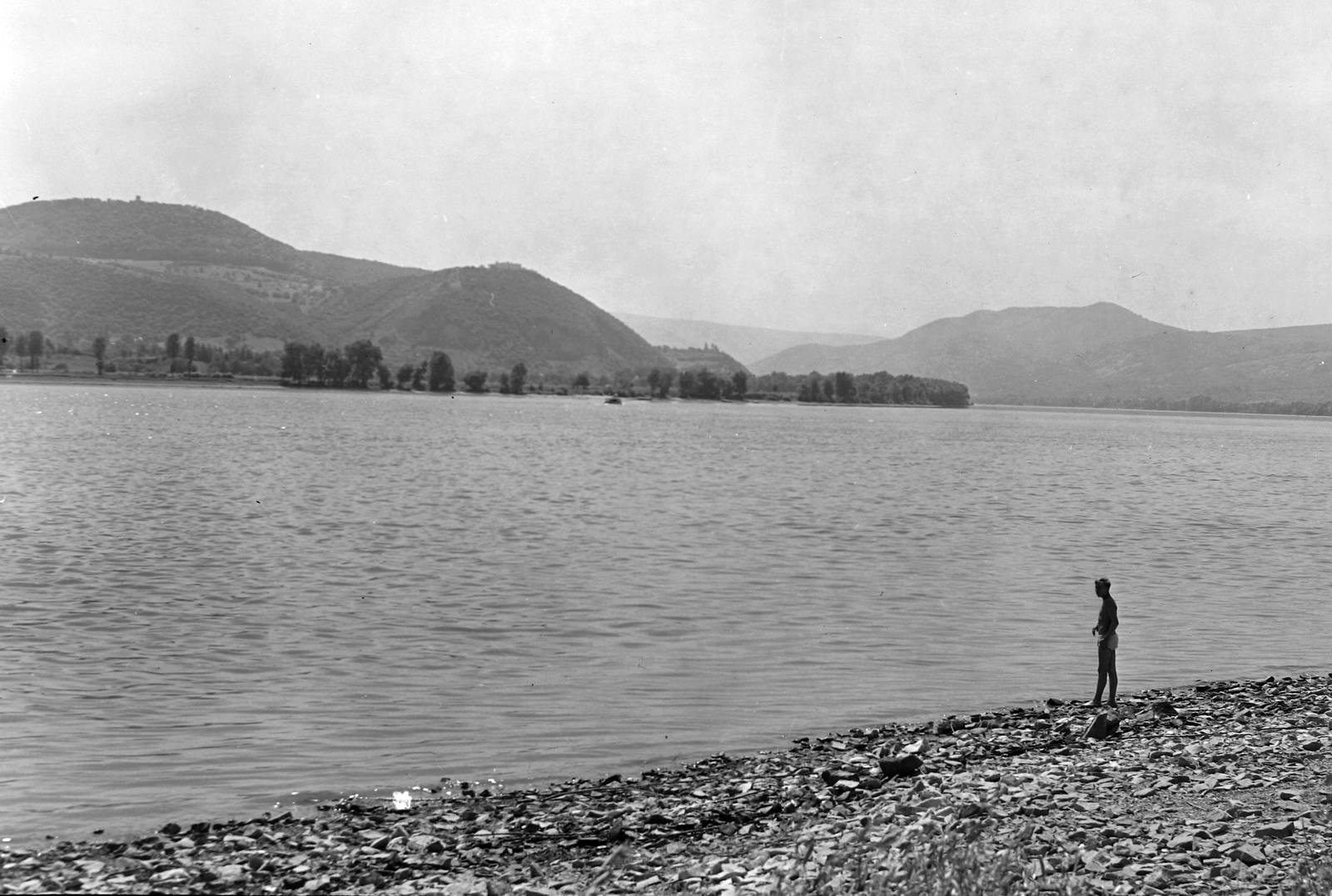 Hungary, Kismaros, Duna-part, szemben a Szentendrei-sziget, mögötte balra a Visegrádi-hegység, jobbra a Börzsöny Nagymarosnál., 1960, Építésügyi Dokumentációs és Információs Központ, VÁTI, shore, Fortepan #31258