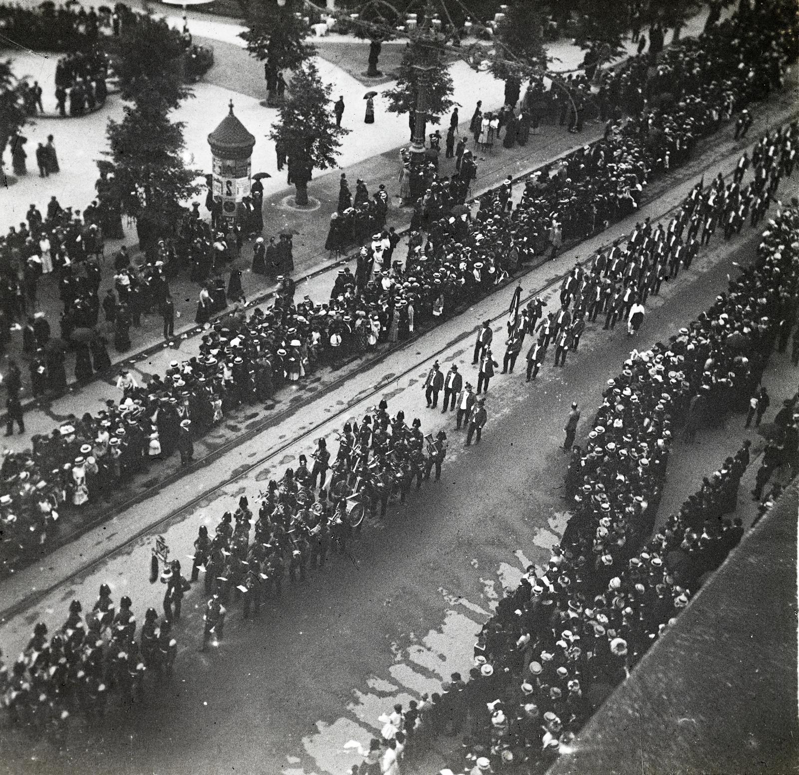 1909, fortepan/Album 123, felülnézet, képarány: négyzetes, bámészkodás, katonazenekar, felvonulás, Fortepan #312588