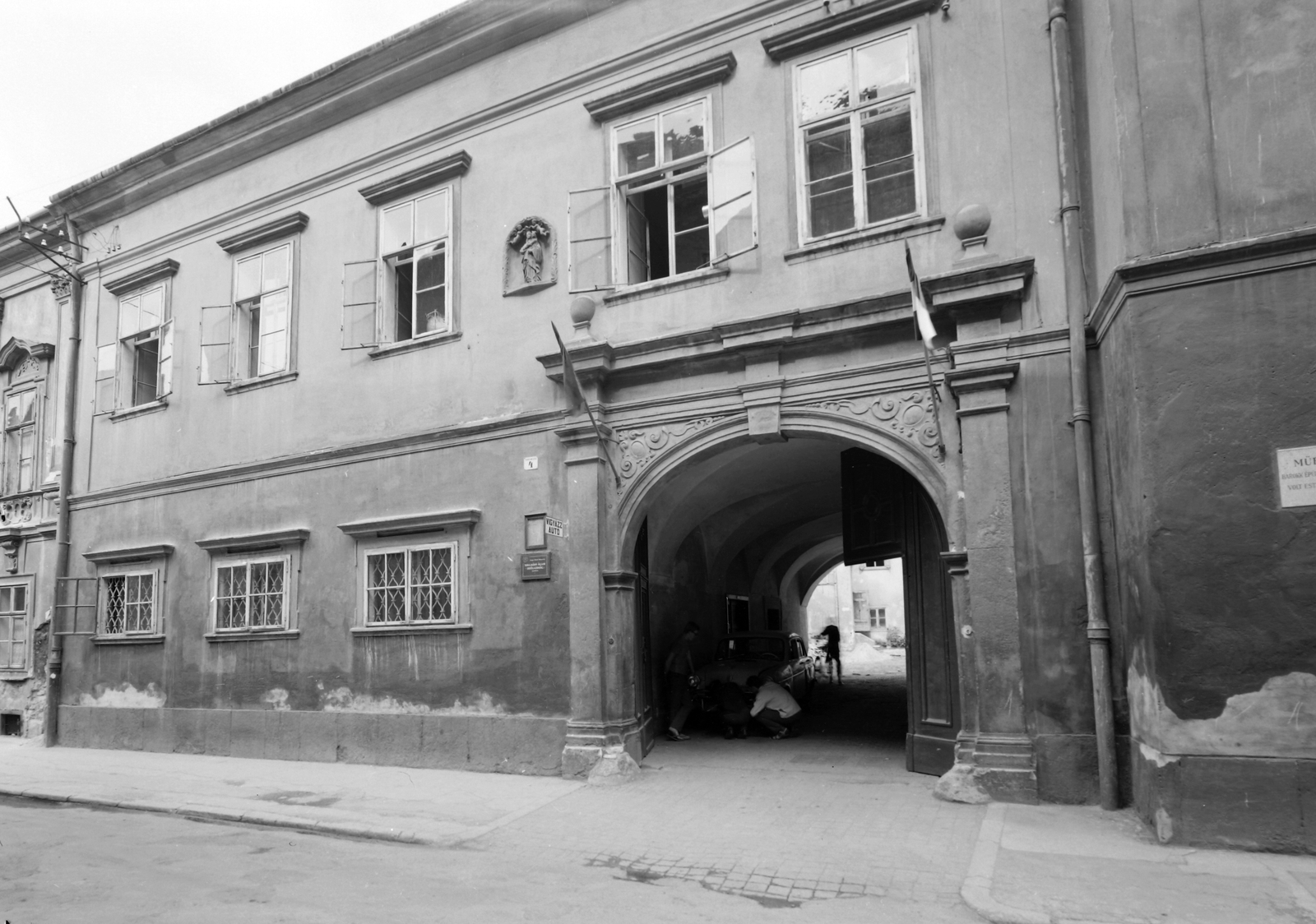 Hungary, Sopron, Templom utca 4., Esterházy palota., 1962, Építésügyi Dokumentációs és Információs Központ, VÁTI, palace, gateway, Fortepan #31261