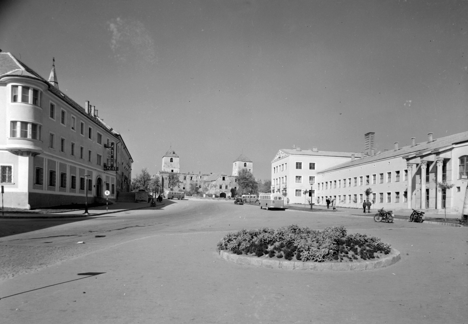 Hungary, Várpalota, Szabadság tér, háttérben a Thury-vár., 1955, Építésügyi Dokumentációs és Információs Központ, VÁTI, motorcycle, castle, Fortepan #31274