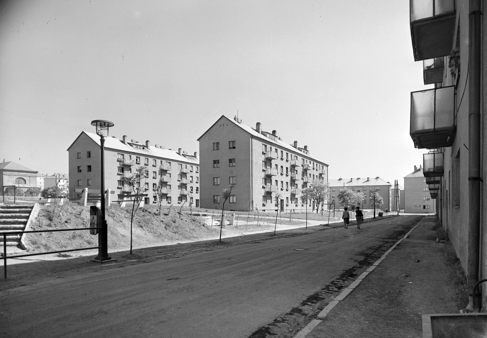 Hungary, Várpalota, Bazársor a Gárdonyi Géza utca felé nézve., 1955, Építésügyi Dokumentációs és Információs Központ, VÁTI, blocks, street view, socialist realism, Fortepan #31276