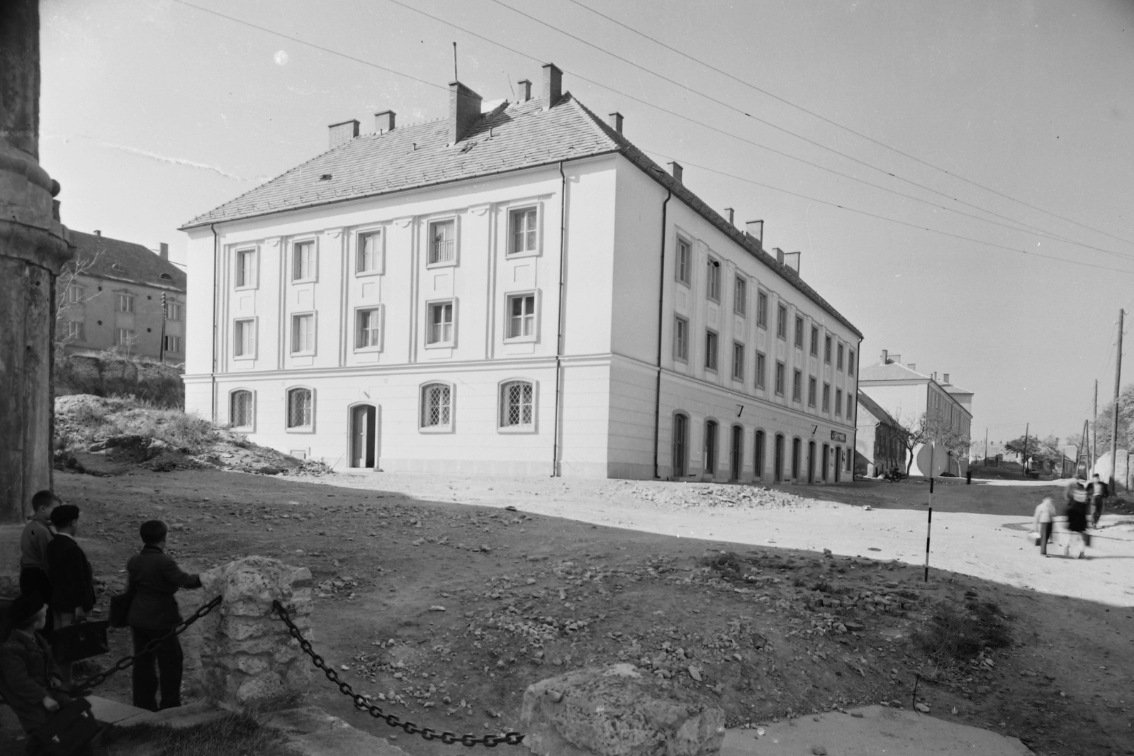 Magyarország, Várpalota, Újlaky út a Nagyboldogasszony-templom felől nézve., 1955, Építésügyi Dokumentációs és Információs Központ, VÁTI, utcakép, Fortepan #31278