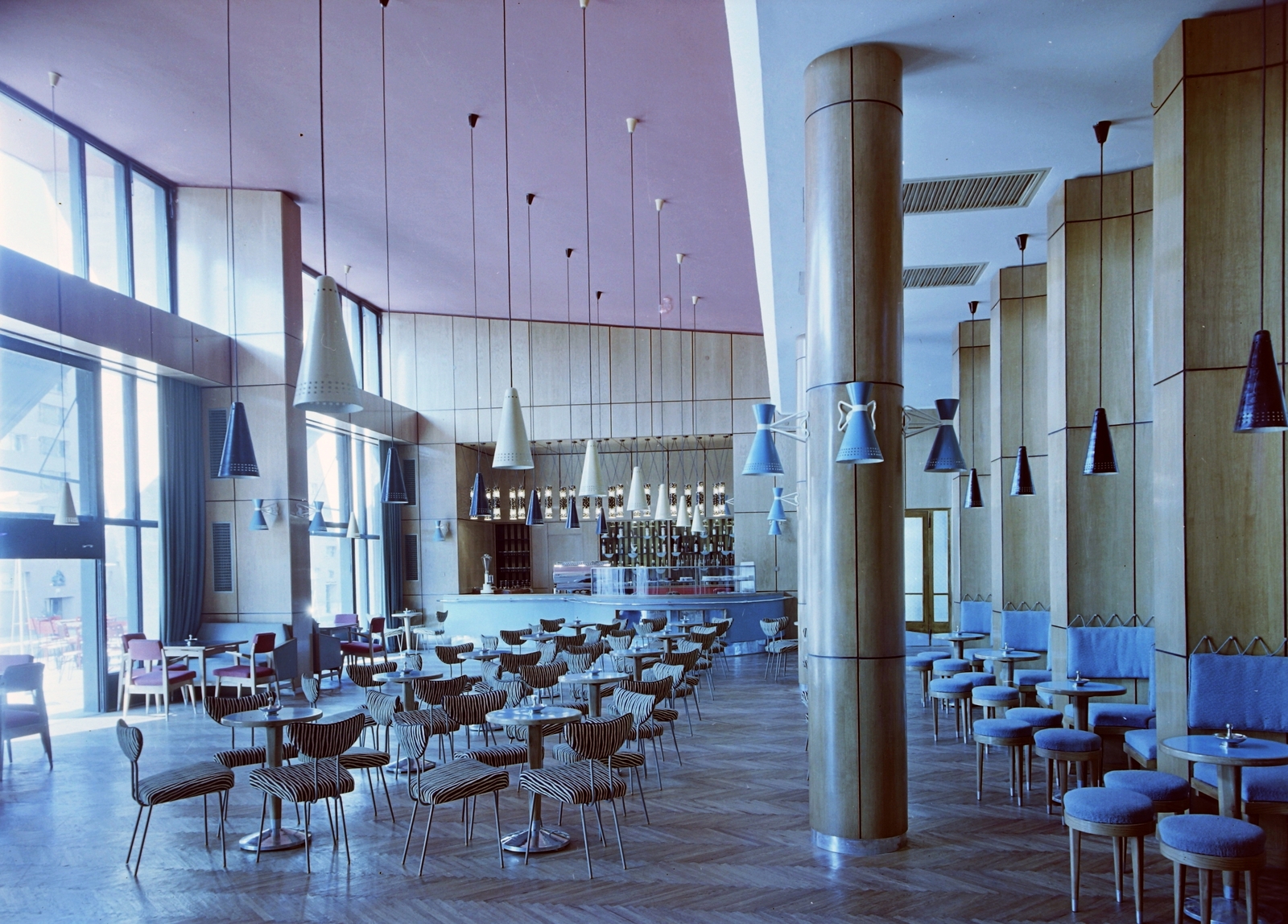 Magyarország, Uránváros, Pécs, Olympia étterem., 1961, Építésügyi Dokumentációs és Információs Központ, VÁTI, vendéglátás, színes, étterem, asztal, szék, pult, oszlop, falikar, függőlámpa, faburkolat, Gádoros Lajos-terv, Fekete György-terv, Fortepan #31284