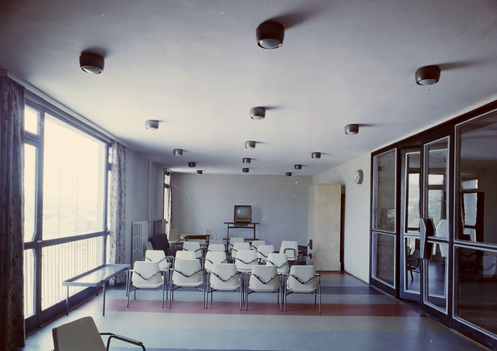 Magyarország, Uránváros, Pécs, a Mecseki Ércbánya Vállalat munkásszállója., 1962, Építésügyi Dokumentációs és Információs Központ, VÁTI, színes, cserépkályha, televízió, fűtőtest, munkásszálló, Videoton T5391 Munkácsy, Fortepan #31285