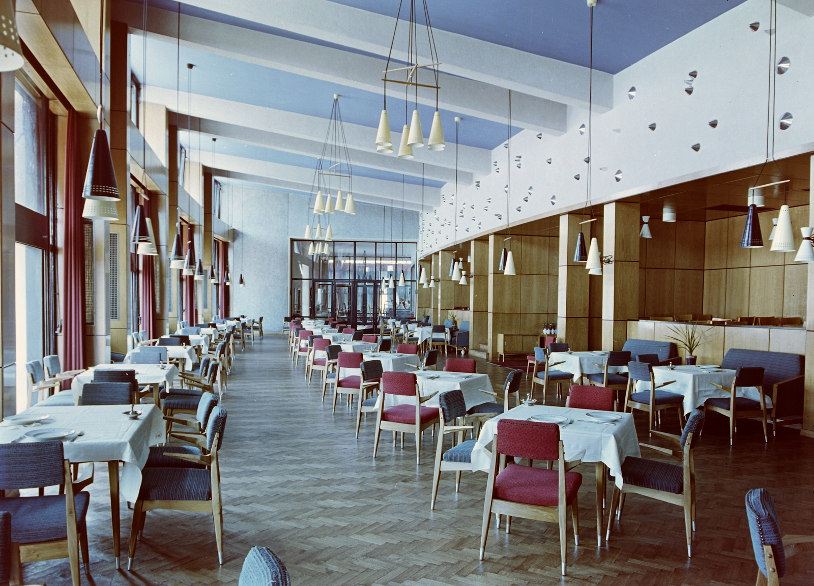 Hungary, Uránváros, Pécs, Olympia étterem., 1961, Építésügyi Dokumentációs és Információs Központ, VÁTI, hospitality, colorful, restaurant, pastry shop, place, table, chair, beam, pendant lamp, wood panelling, Lajos Gádoros-design, György Fekete-design, Fortepan #31286