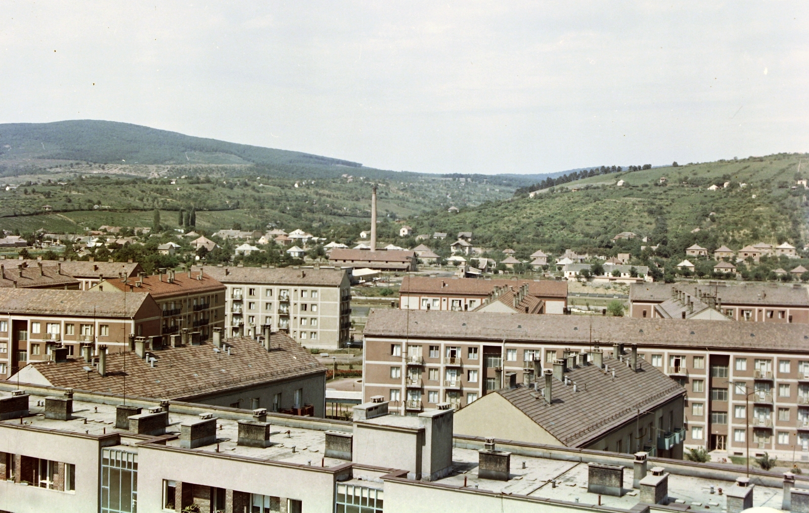 Hungary, Uránváros, Pécs, háttérben jobbra a Makár-hegy., 1964, Építésügyi Dokumentációs és Információs Központ, VÁTI, colorful, Fortepan #31293