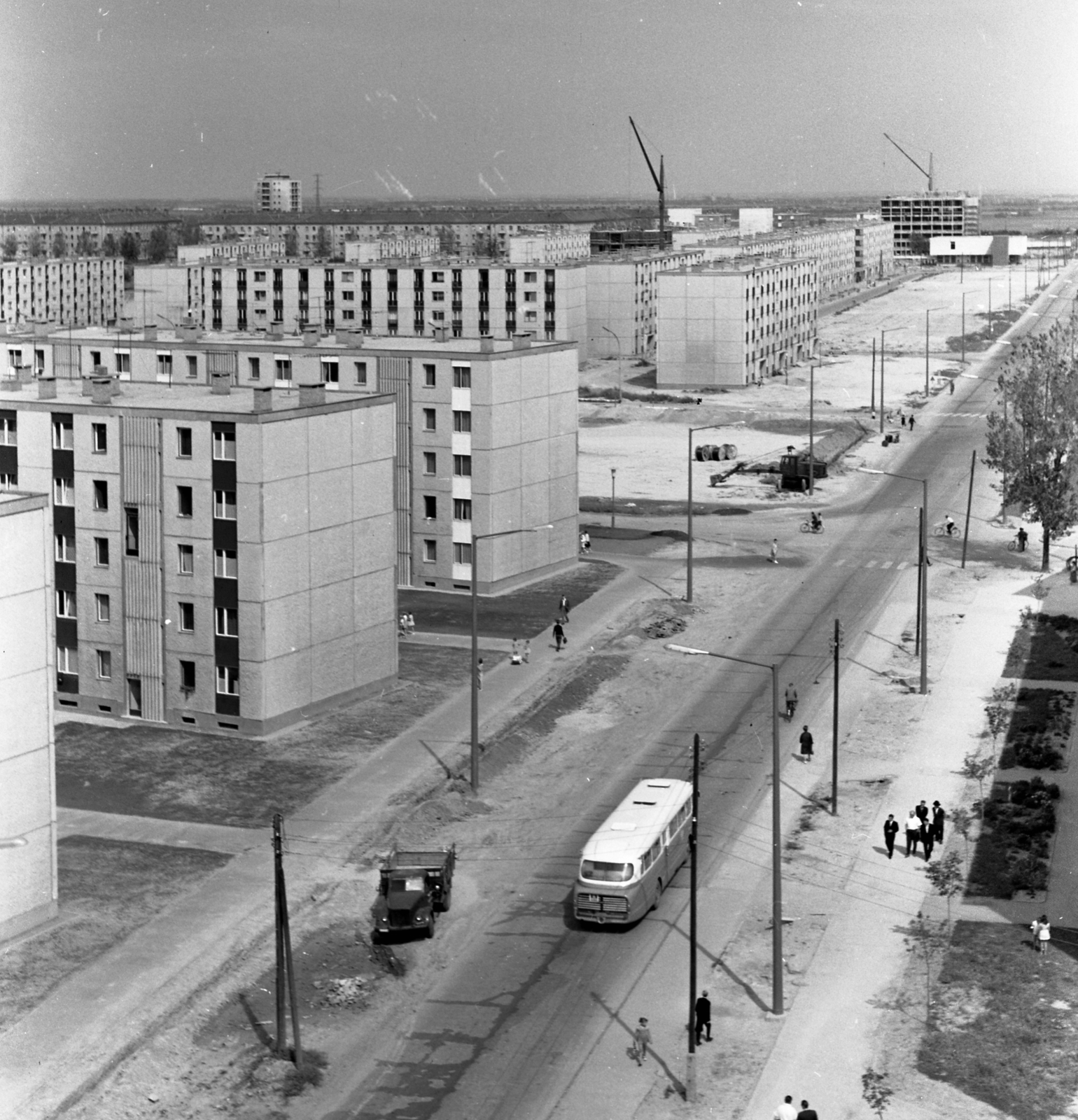 Hungary, Dunaújváros, Dózsa György út a főiskolai kollégium tetejéről a Vasmű út felé nézve., 1965, Építésügyi Dokumentációs és Információs Központ, VÁTI, bus, Hungarian brand, blocks, commercial vehicle, street view, cityscape, Ikarus-brand, Fortepan #31298