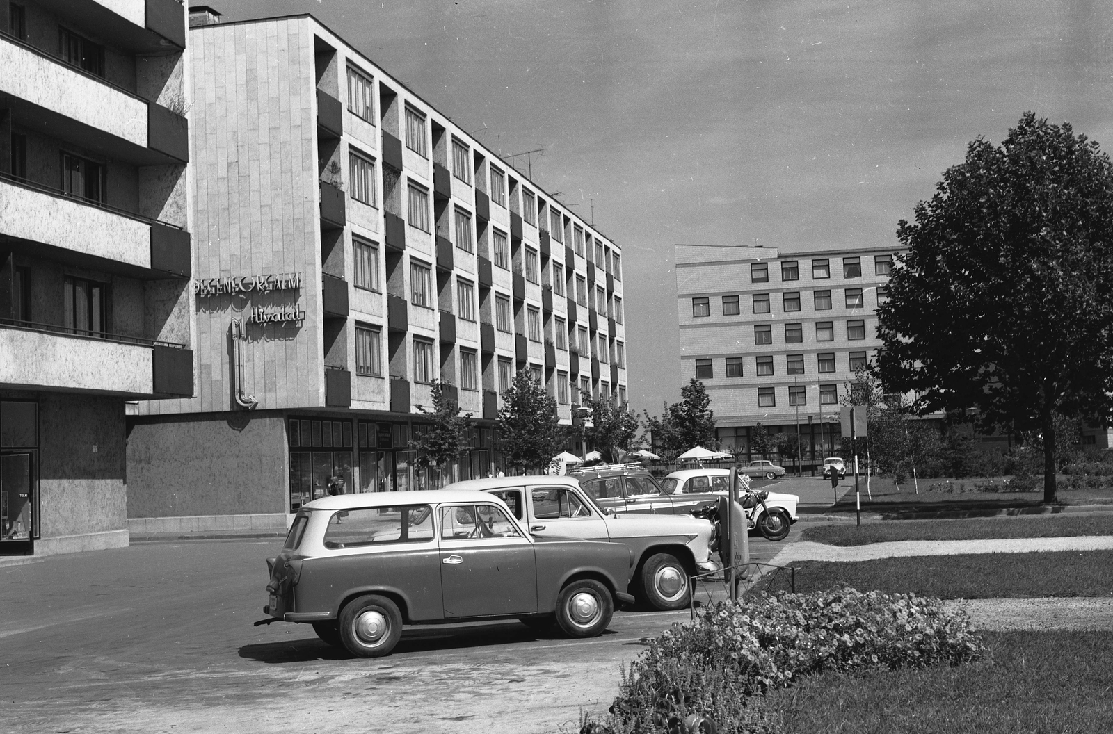 Hungary, Dunaújváros, Korányi Sándor utca, szemben a Szent Pantaleon Kórház a Vasmű út felől fényképezve., 1965, Építésügyi Dokumentációs és Információs Központ, VÁTI, German brand, Trabant-brand, Soviet brand, medical institution, street view, Moskvitch-brand, automobile, Fortepan #31299