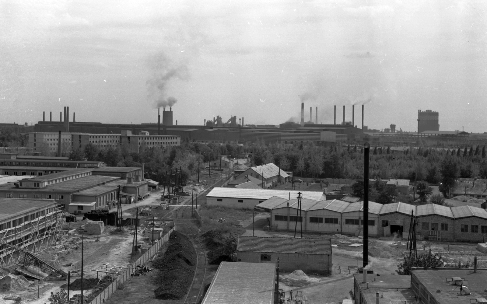 Hungary, Dunaújváros, Vasmű a főiskolai kollégium tetejéről., 1965, Építésügyi Dokumentációs és Információs Központ, VÁTI, factory, Fortepan #31301