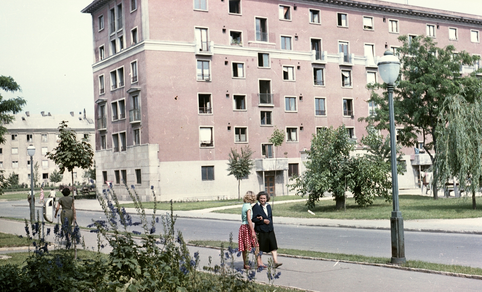 Hungary, Dunaújváros, Babits Mihály utca a Vasmű út felé nézve., 1962, Építésügyi Dokumentációs és Információs Központ, VÁTI, colorful, street view, socialist realism, Fortepan #31310