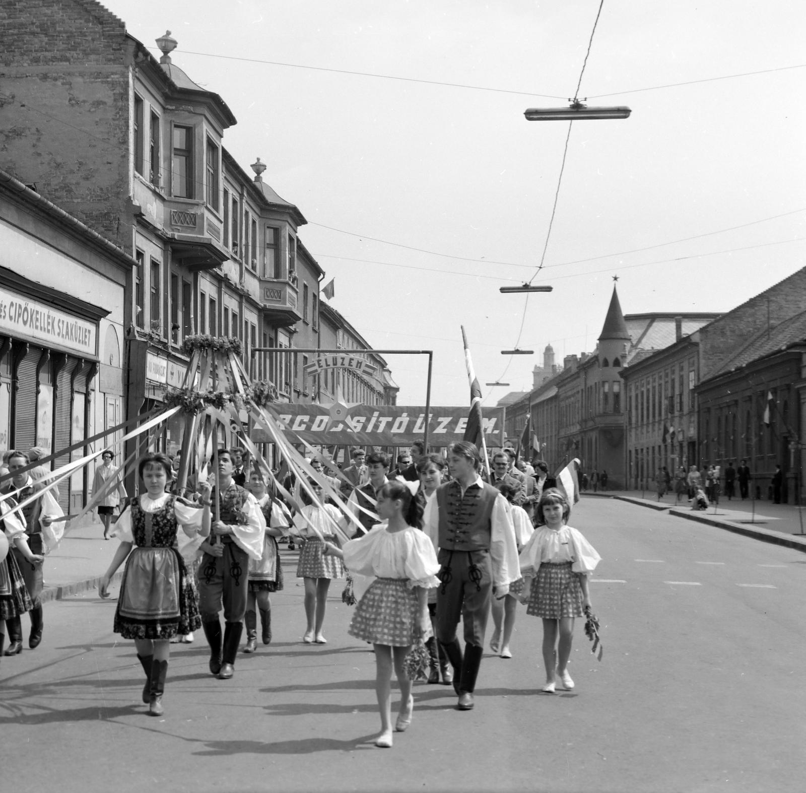 1964, Villányi Gergely, Függesztett lámpatest, május 1, Fortepan #313240