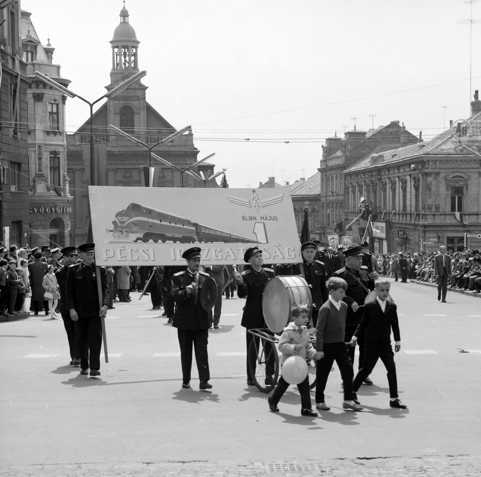 1964, Villányi Gergely, felvonulás, hordozás, tábla, dob, Fortepan #313242