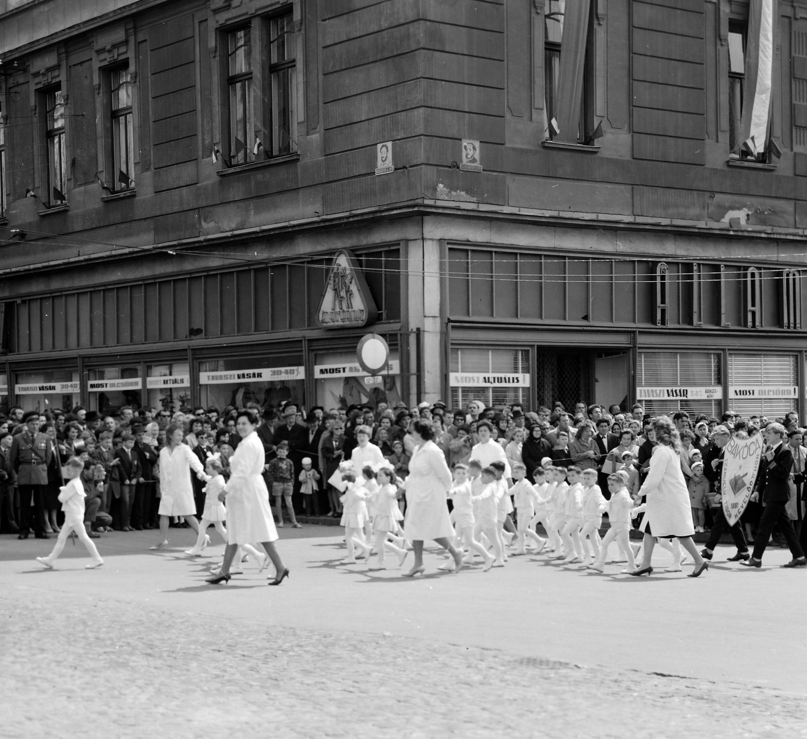 1964, Villányi Gergely, felvonulás, utcanévtábla, Széchenyi István-ábrázolás, Kossuth Lajos-ábrázolás, óvónő, óvoda, gyerekek, fehér ruha, Fortepan #313243