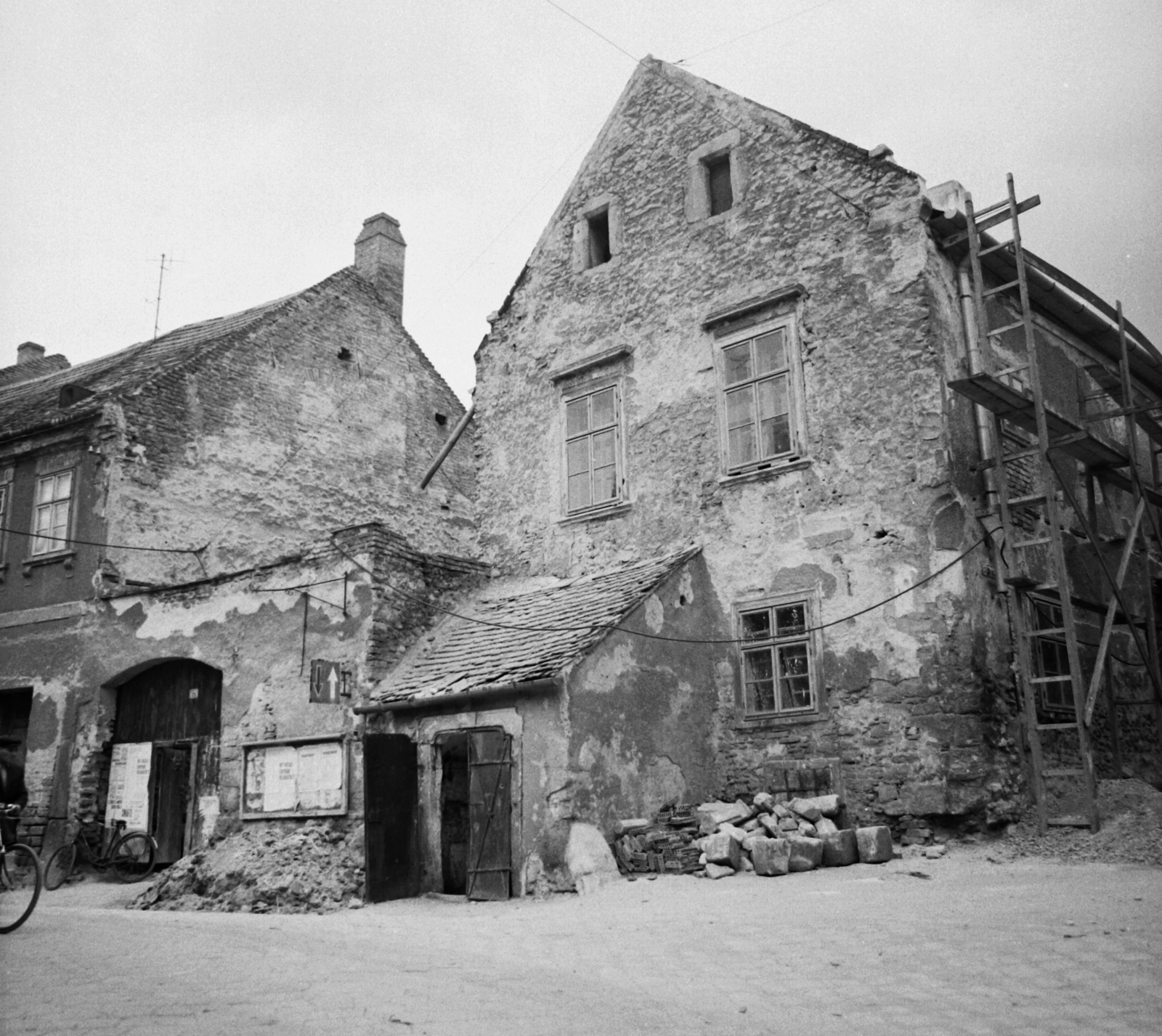Hungary, Sopron, Balfi út - Szeder utca sarok., 1970, Építésügyi Dokumentációs és Információs Központ, VÁTI, scaffolding, repair, Fortepan #31328