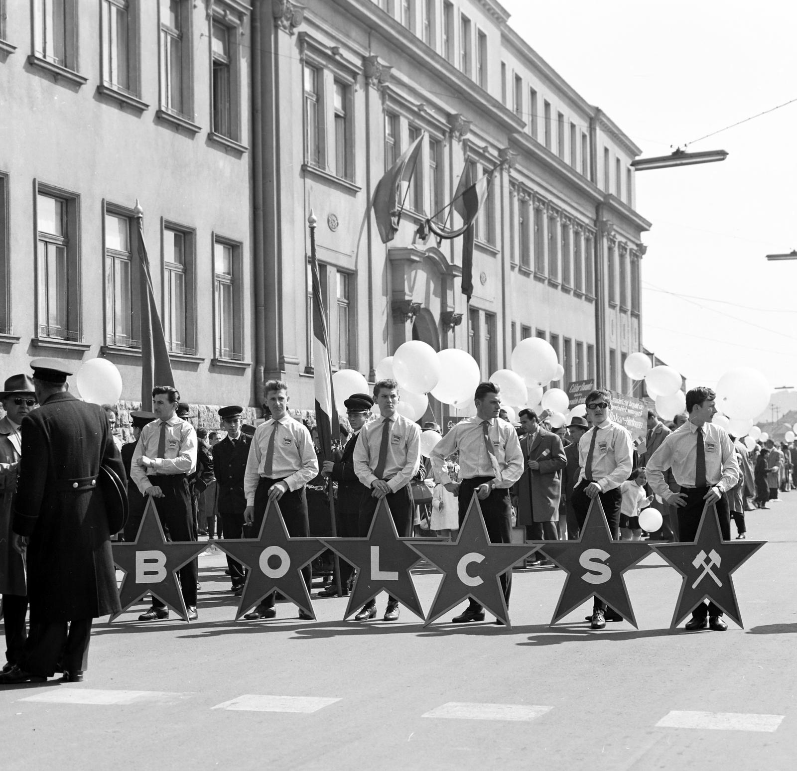 1965, Villányi Gergely, Best of, képarány: négyzetes, Függesztett lámpatest, vörös csillag, felirat, nyakkendő, egyenruha, felvonulás, Fortepan #313308