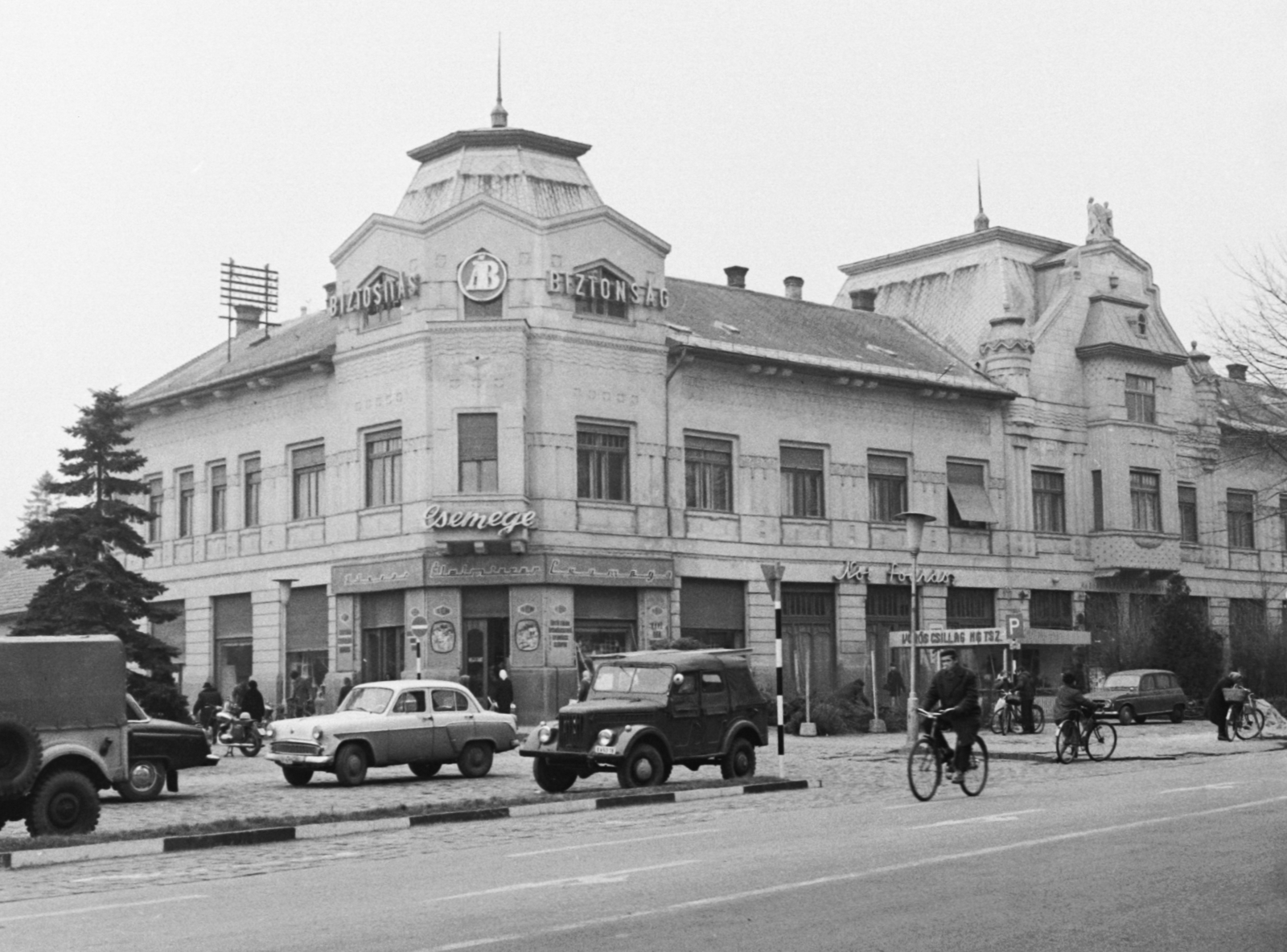 Hungary, Kiskunfélegyháza, Kossuth Lajos utca - Szent János (Szabadság) tér sarok, az egykori Takarékpénztár épülete., 1970, Építésügyi Dokumentációs és Információs Központ, VÁTI, bicycle, Fortepan #31334