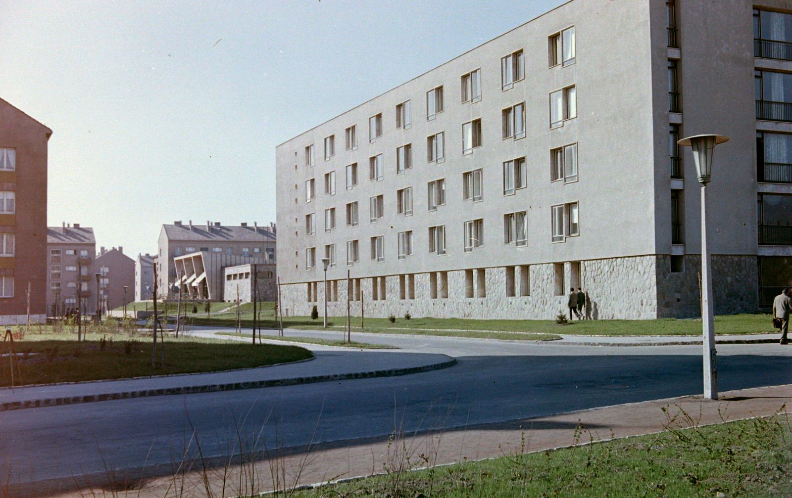 Hungary, Uránváros, Pécs, Türr István utca a Hajnóczy út felől, szemben az Olympia étterem., 1961, Építésügyi Dokumentációs és Információs Központ, VÁTI, colorful, street view, pastry shop, lamp post, Lajos Gádoros-design, Fortepan #31339