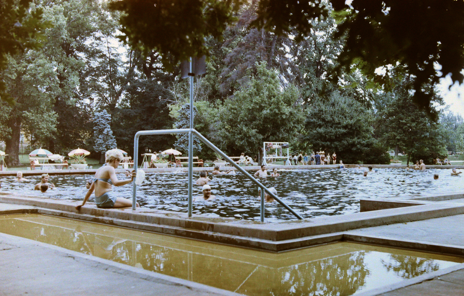 Hungary, Gyula, Várkert utca, Várfürdő., 1960, Építésügyi Dokumentációs és Információs Központ, VÁTI, beach, bathing suit, colorful, sunshades, Fortepan #31341