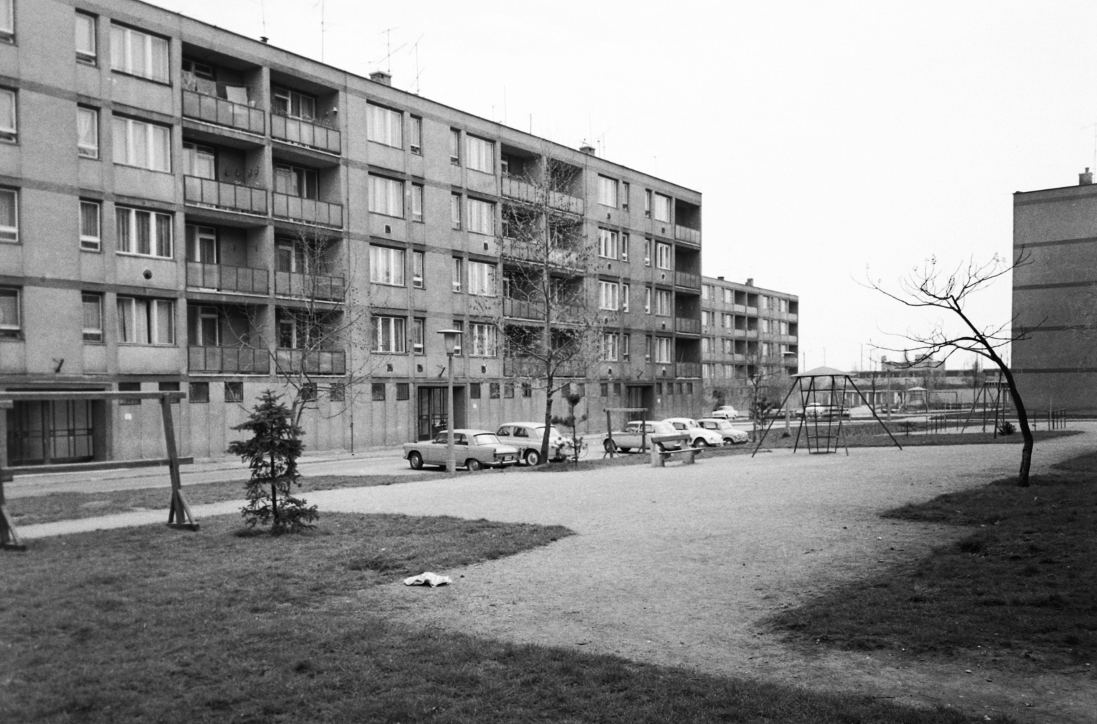Hungary, Székesfehérvár, Horvát István lakótelep a Horvát István utca felől a Kölcsey utca felé nézve., 1972, Építésügyi Dokumentációs és Információs Központ, VÁTI, playground, street view, FSO-brand, Peugeot-brand, Volkswagen Beetle, Fortepan #31351