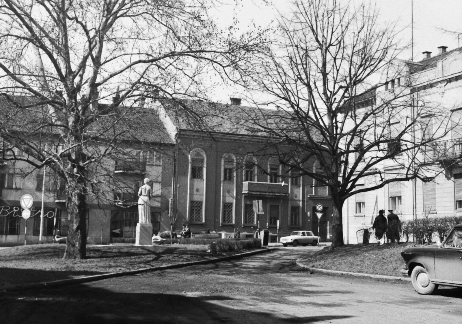 Magyarország, Kaposvár, Rákóczi tér a színház mellől nézve, jobbra a Dózsa György utca torkolata. Marton László Nő hárfával (1963)., 1972, Építésügyi Dokumentációs és Információs Központ, VÁTI, Fortepan #31358