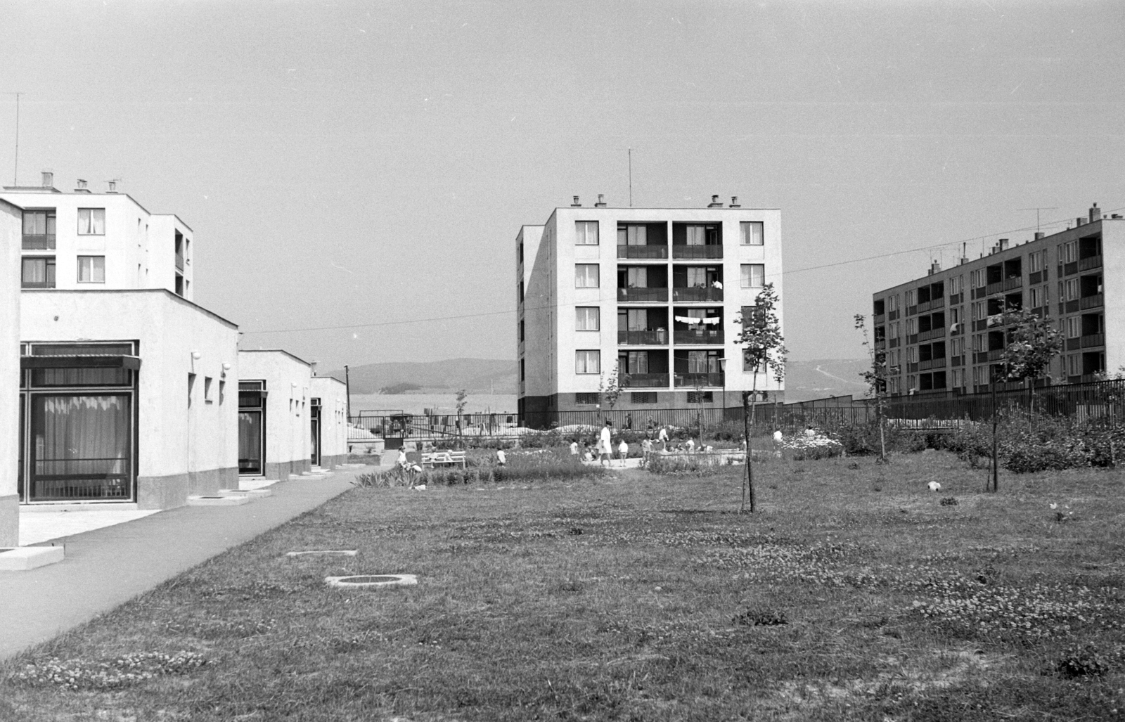 Magyarország, Várpalota, Tési-domb, bölcsőde, a Körmöcbánya (Kremnicza) utca felől a Tábormező utca felé fényképezve., 1969, Építésügyi Dokumentációs és Információs Központ, VÁTI, lakótelep, Fortepan #31363