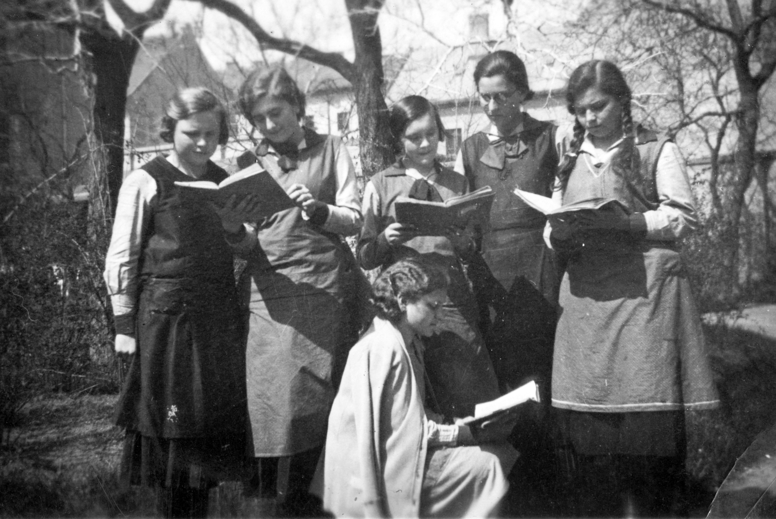 Hungary, Székesfehérvár, Budai út 4., Ferenc József Nőnevelő Intézet., 1935, Székely Márton, reading, Girls' school, Fortepan #31382