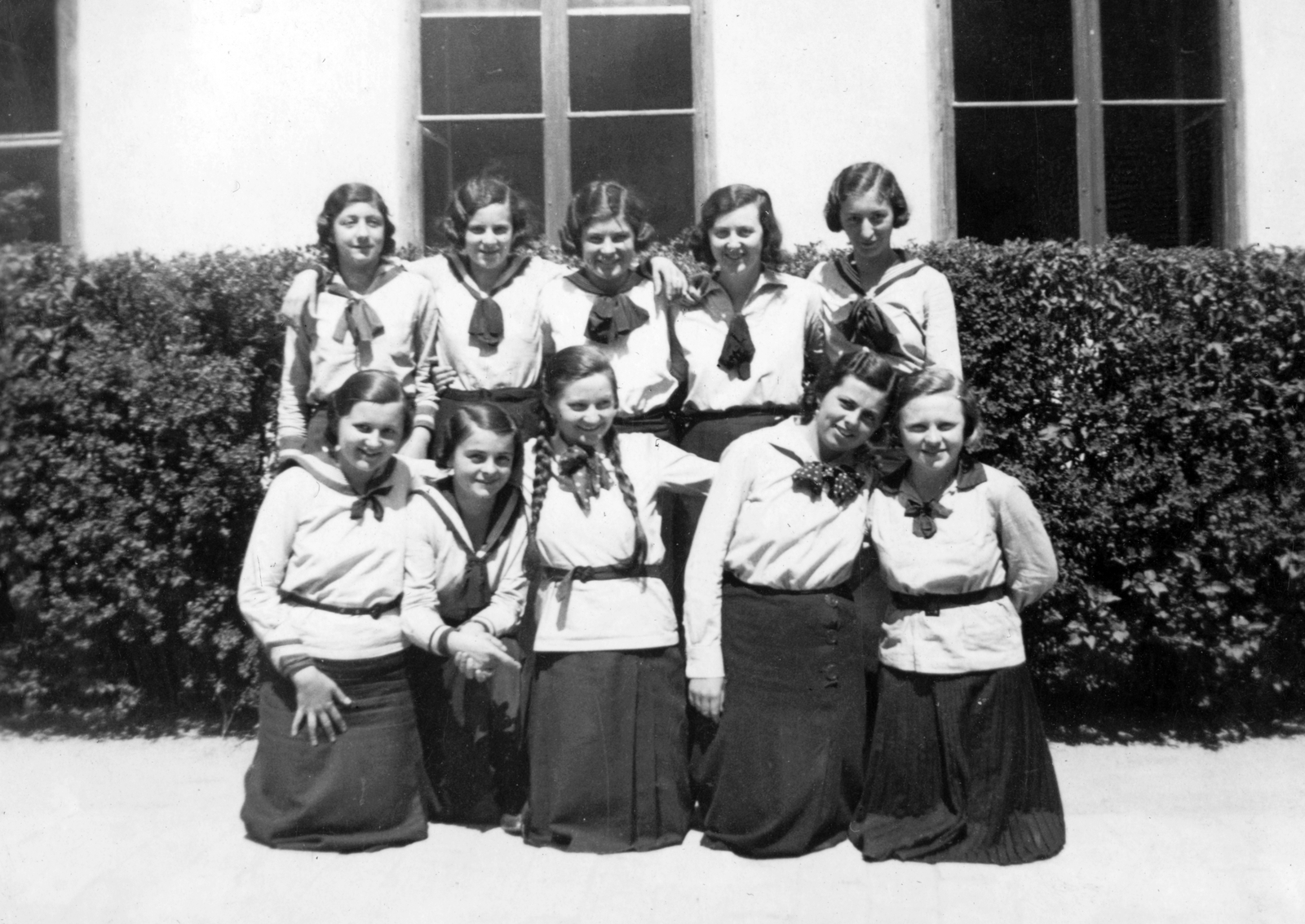 Hungary, Székesfehérvár, Budai út 4., Ferenc József Nőnevelő Intézet., 1935, Székely Márton, school, uniform, girl, kneeling, Fortepan #31387