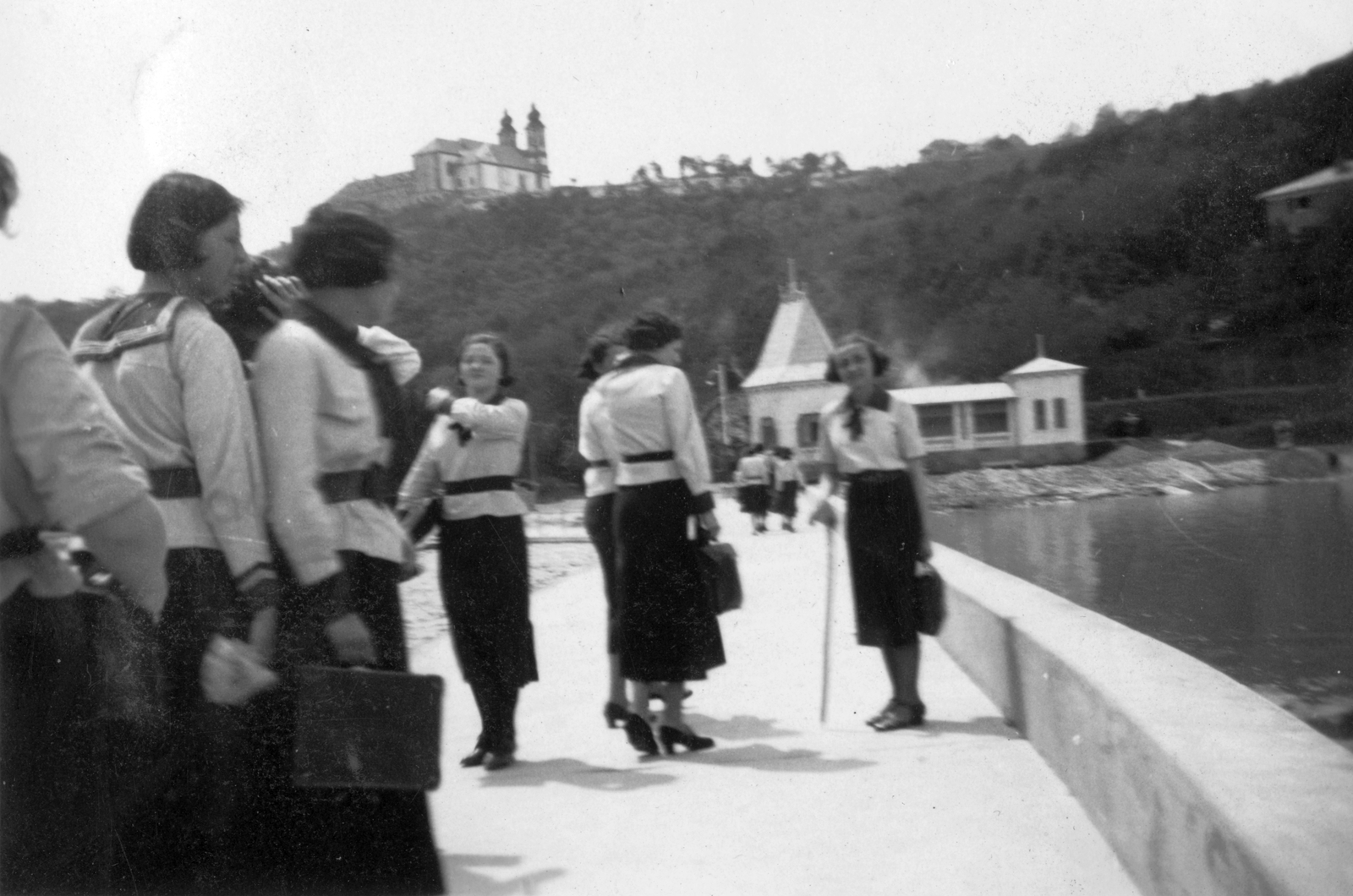 Hungary,Lake Balaton, Tihany, kikötő, a felvétel a móló készült, fent a Bencés Apátság., 1935, Székely Márton, school, church, uniform, port, Fortepan #31392