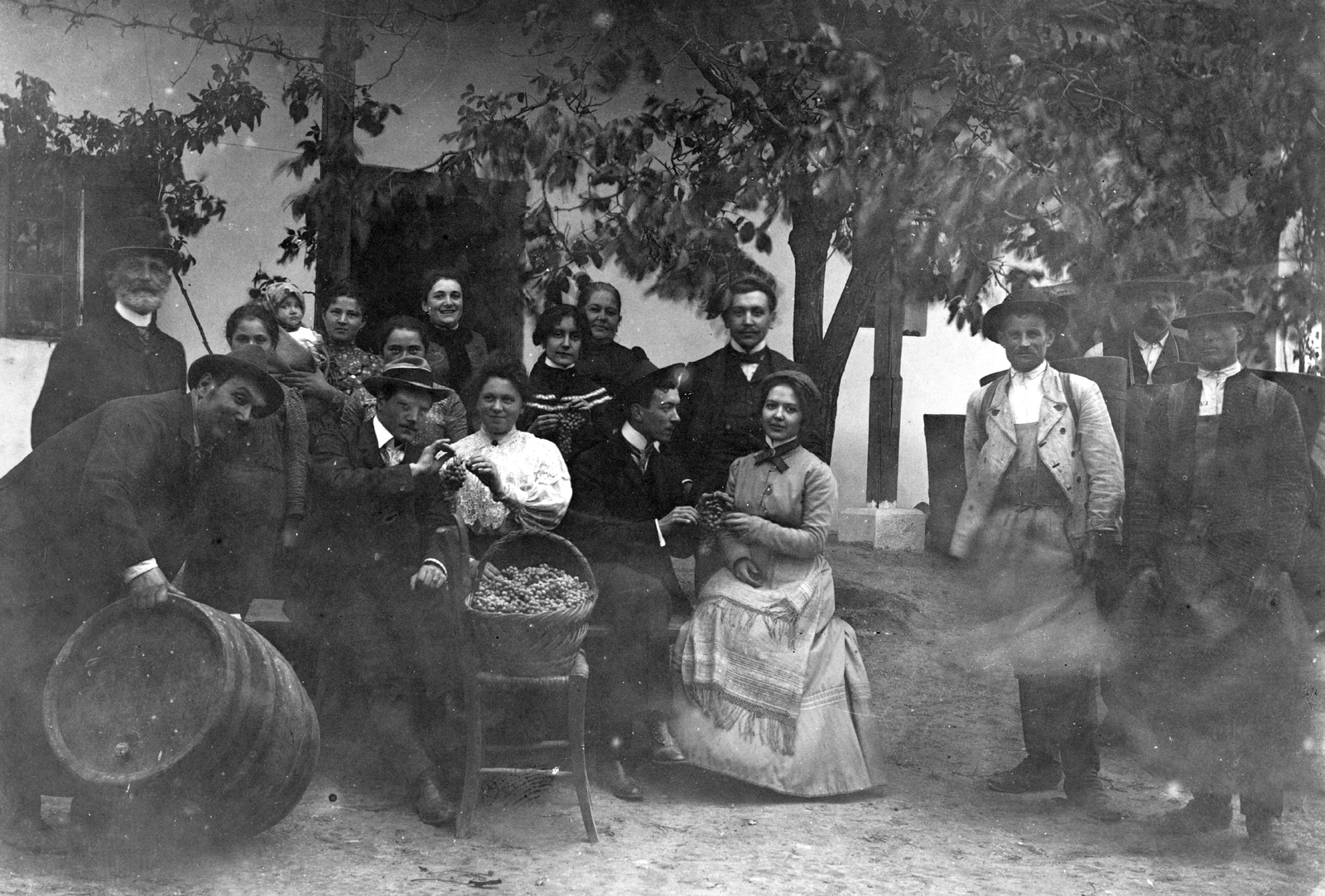 Hungary, Bicske, szüret., 1903, Székely Márton, harvest, tableau, barrel, basket, grape, Fortepan #31398