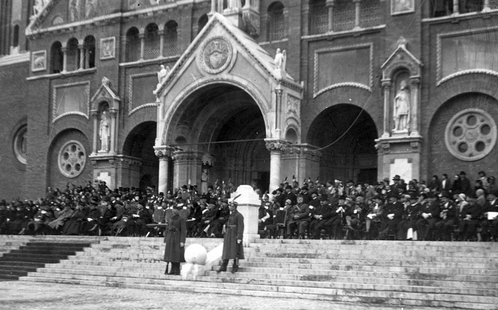 Hungary, Szeged, Fogadalmi templom., 1940, Kozma János, festive, Frigyes Schulek-design, soldier, Catholic Church, Cathedral, Fortepan #31402