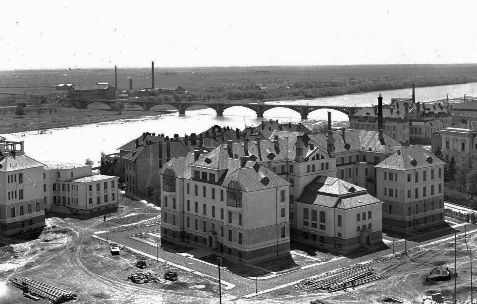 Hungary, Szeged, Klinikakert, előtérben a sebészeti klinika tömbje, háttérben a vasúti híd és Újszegeden a kendergyár., 1929, Kozma János, railway, bridge, medical institution, picture, railway bridge, factory chimney, Gustave Eiffel-design, János Feketeházy-design, Fortepan #31407