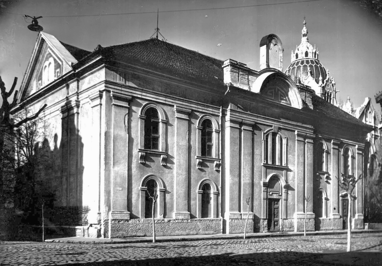 Magyarország, Szeged, Hajnóczy utca 12., régi zsinagóga és mögötte az Új zsinagóga kupolája., 1947, Kozma János, zsinagóga, kupola, zsidóság, Fortepan #31411