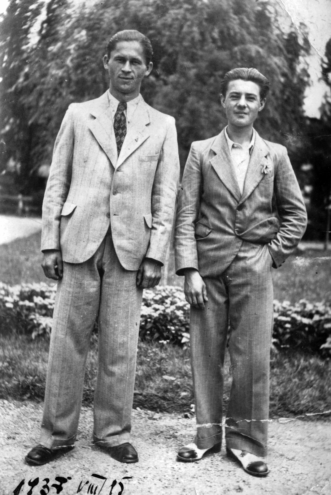 1937, Anderle Lajosné, fashion, label, men, double portrait, suit, date label, hands in pockets, open-necked shirt, Fortepan #31422