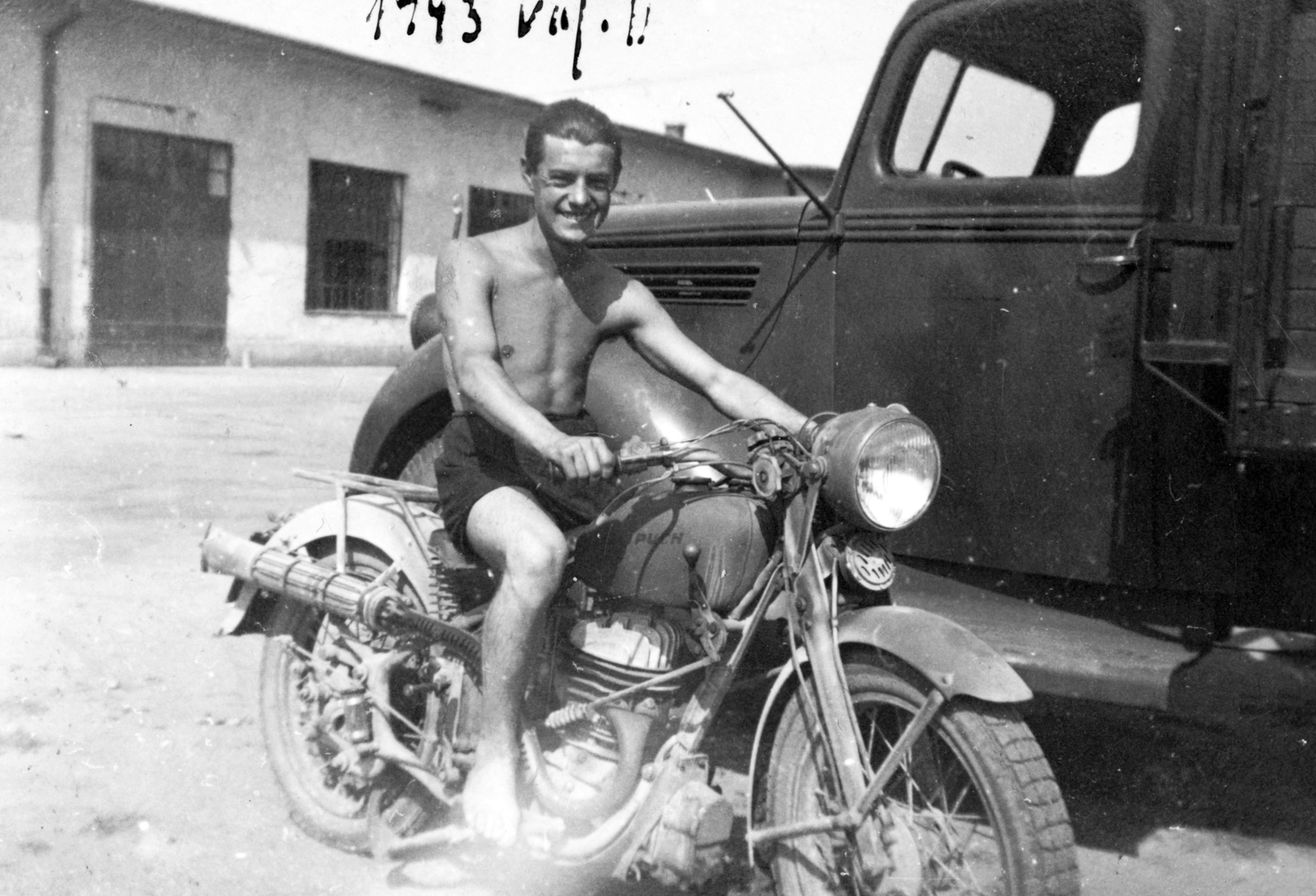 MÁVAG gyártmányú Ford 39M típusú 3 tonnás teherautó és egy Puch 350 GS típusú motorkerékpár., 1943, Anderle Lajosné, portrait, transport, Austrian brand, Puch-brand, motorcycle, Hungarian brand, commercial vehicle, Ford-brand, man, license, Fortepan #31426