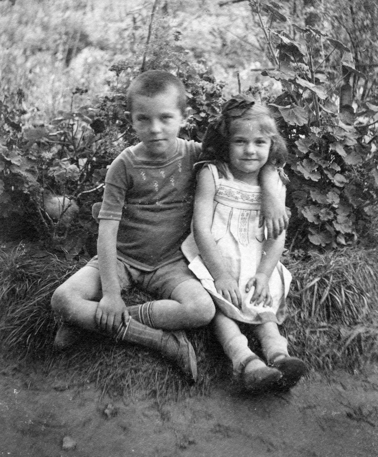 1917, Pétek Edit, garden, smile, girl, kid, summer, kids, ribbon, cross-legged sitting, arms around shoulders, close-cropped, Fortepan #31436