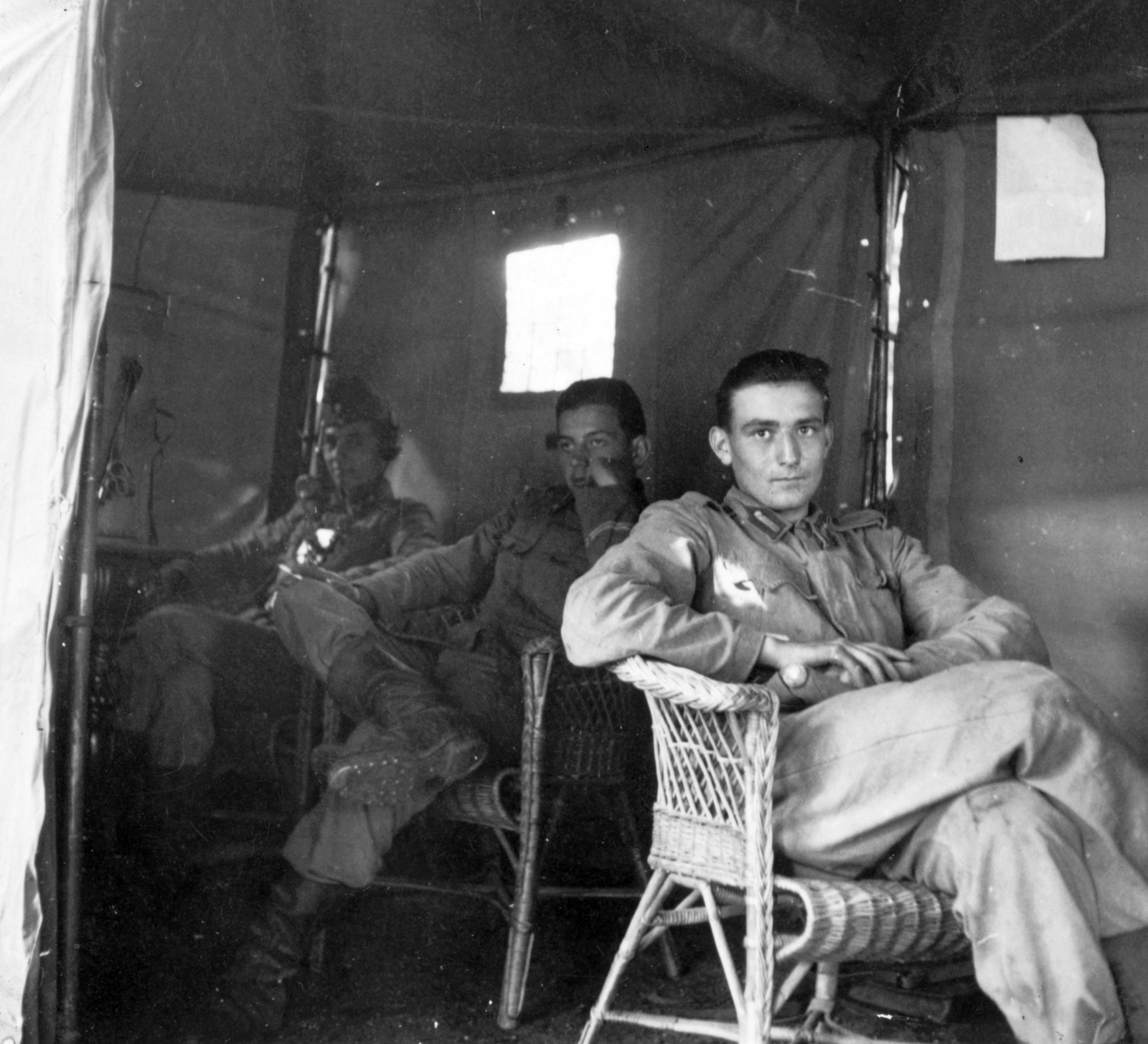 1942, Pétek Edit, wicker chair, tent, soldier, Fortepan #31454