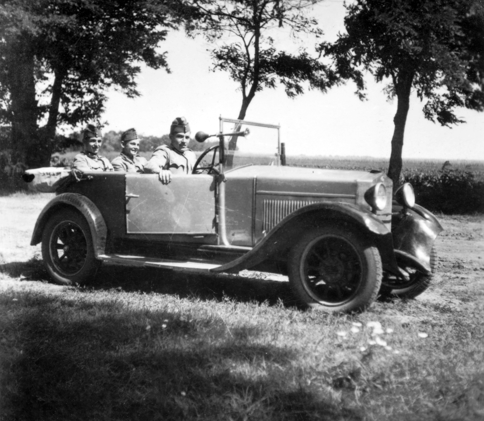 Fiat 509 cabriolet (két ajtós modell) típusú személygépkocsi., 1943, Pétek Edit, Fiat-márka, olasz gyártmány, katona, automobil, Fiat 509, Fortepan #31455