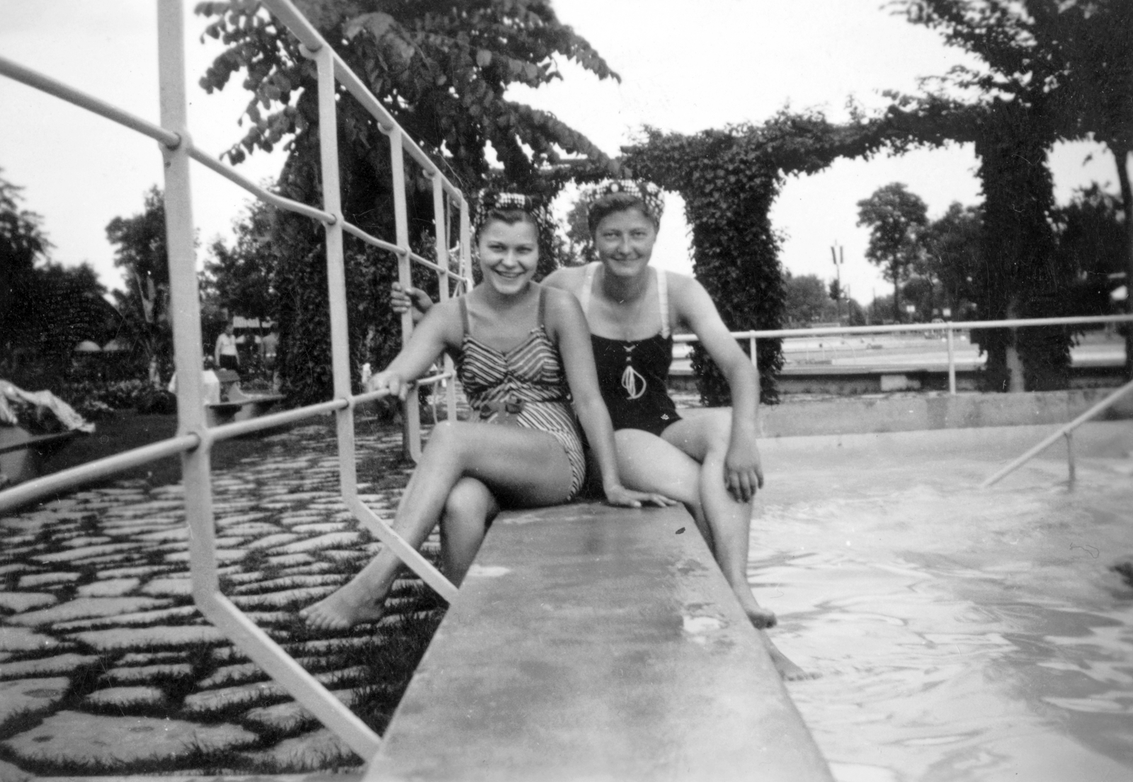 Hungary, Margit Islands, Budapest, Palatinus Strandfürdő., 1940, Várkonyi Benedek, beach, bathing suit, women, double portrait, leg over leg, Fortepan #31470