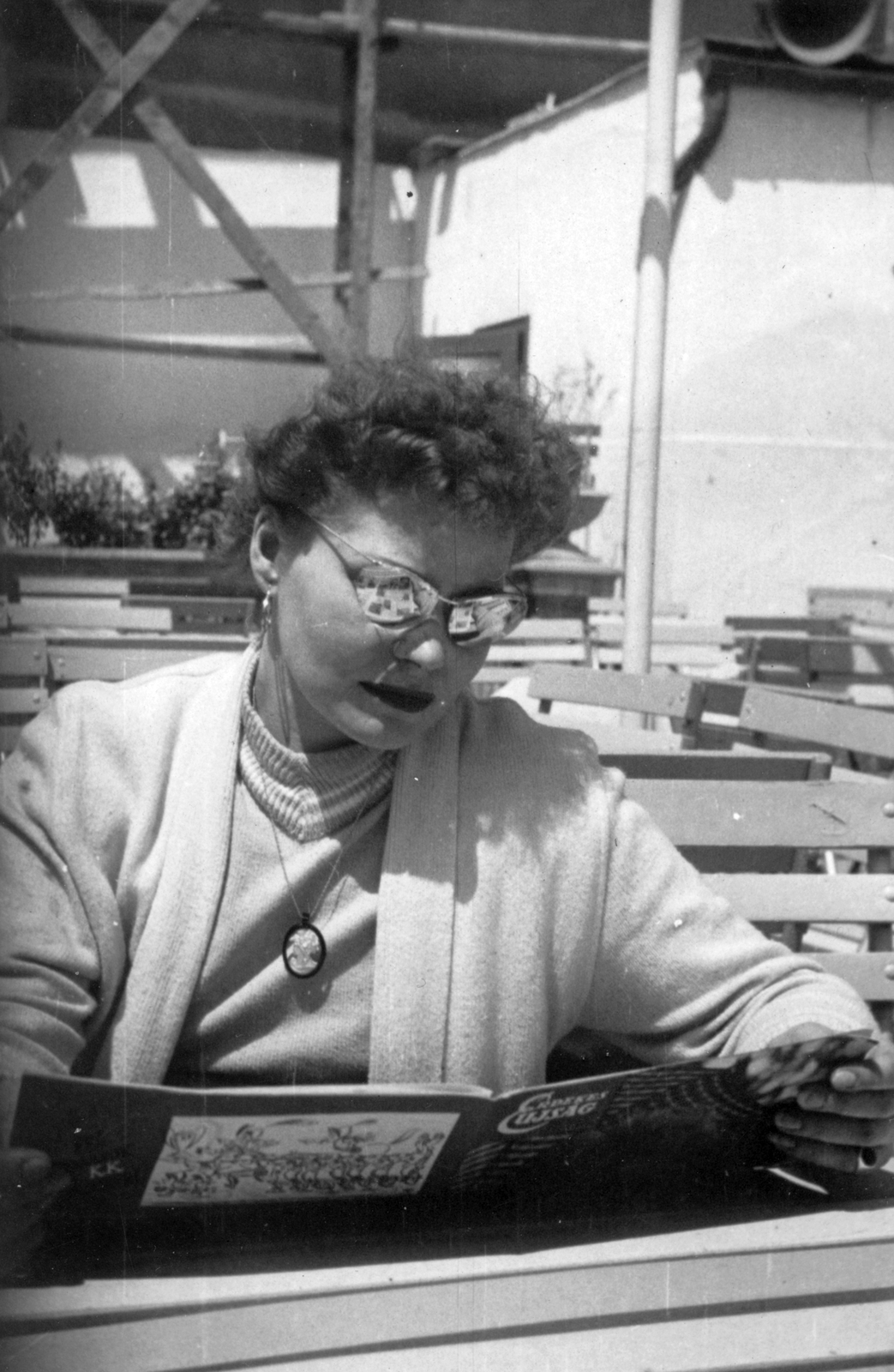 Hungary, 1957, Várkonyi Benedek, reading, newspaper, shades, lipstick, medals, Fortepan #31474