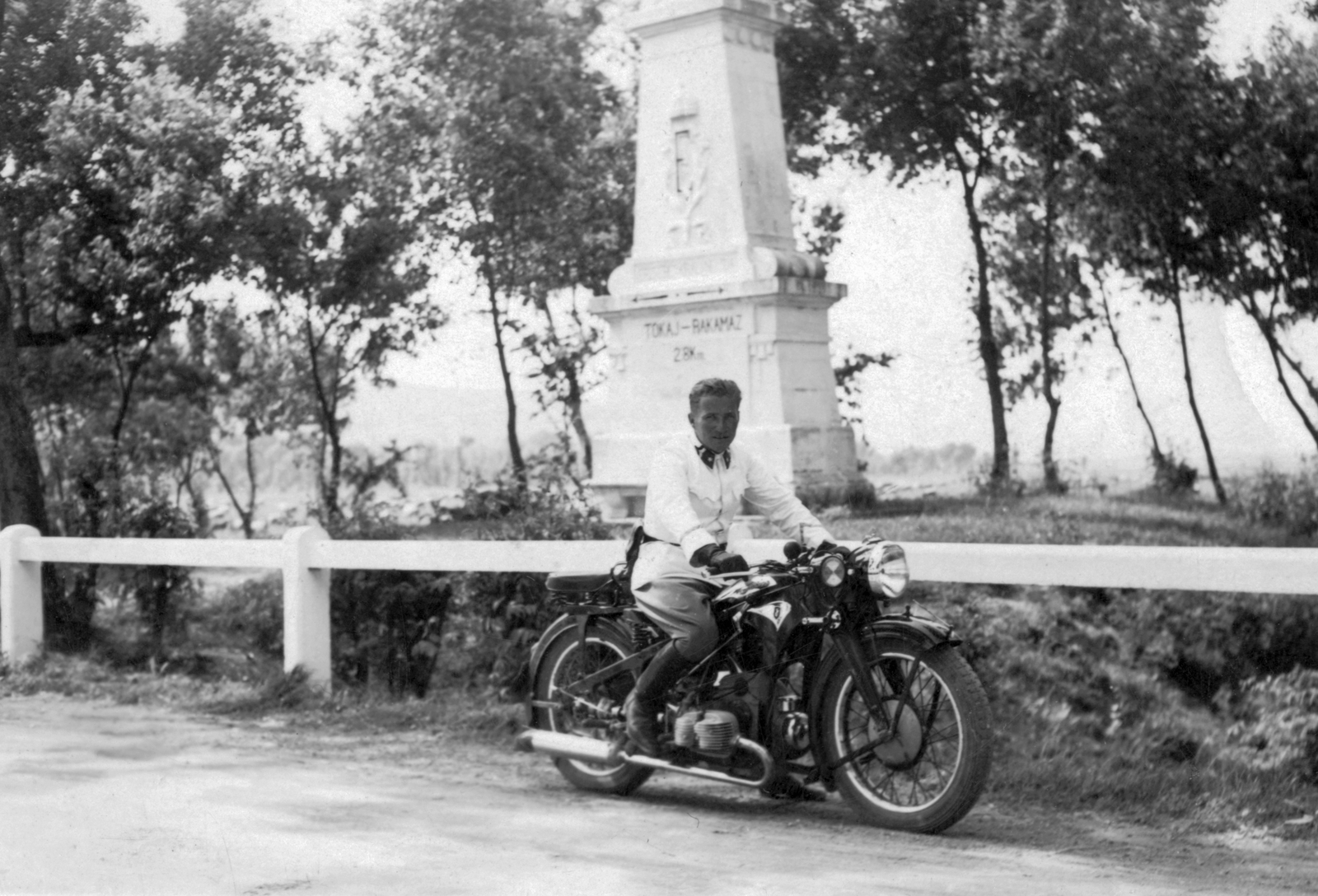 Hungary, Rakamaz, Erzsébet királyné emlékmű. Zündapp motorkerékpár., 1935, Várkonyi Benedek, uniform, Gerrman brand, motorcycle, monument, Zündapp-brand, Fortepan #31475