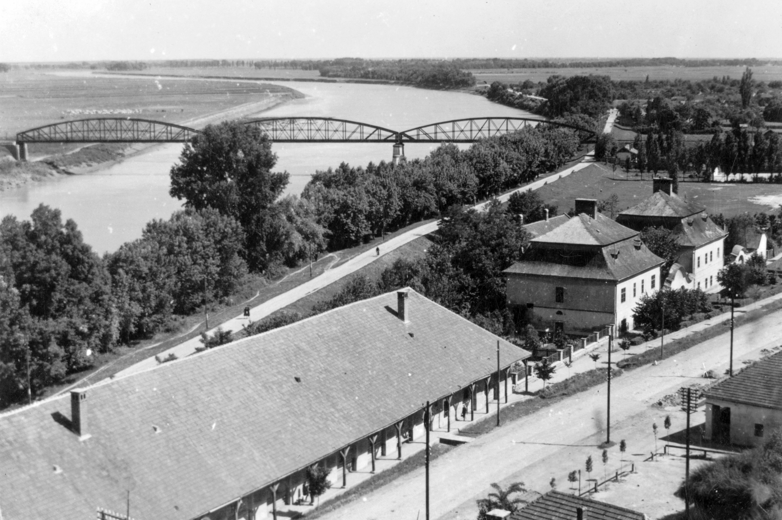 Hungary, Tokaj, kilátás a Tisza feletti vasúti híd felé., 1942, Várkonyi Benedek, railway, bridge, Fortepan #31484
