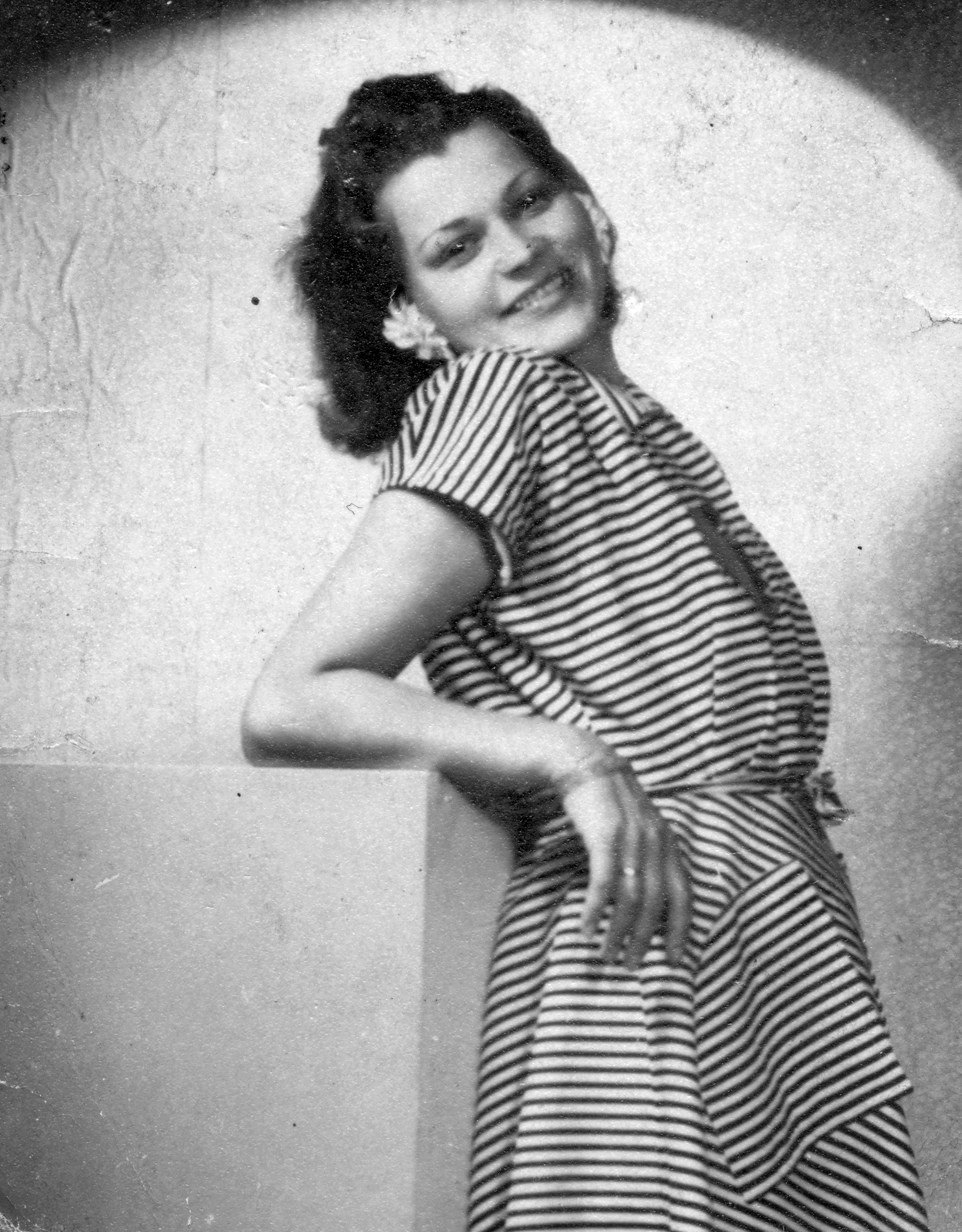 1950, Várkonyi Benedek, portrait, smile, posture, lady, earring, summer dresses, belt, striped dress, Fortepan #31486