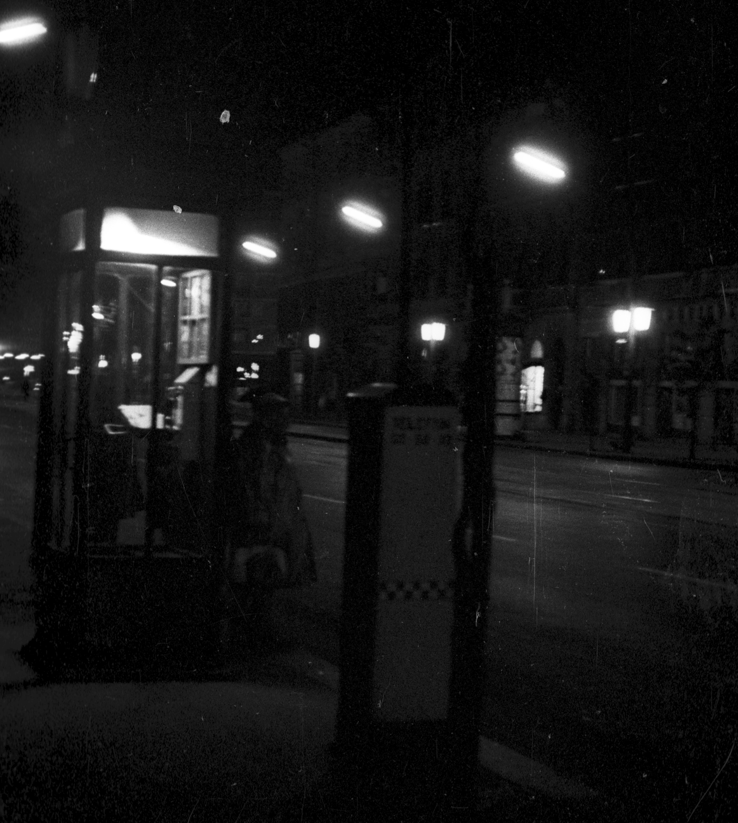 Hungary, Budapest VIII., József körút a Corvin (Kisfaludy) köz felől az Üllői út felé nézve., 1965, Pálinkás Zsolt, street view, night, phone booth, taxicab stand, Budapest, Fortepan #31489