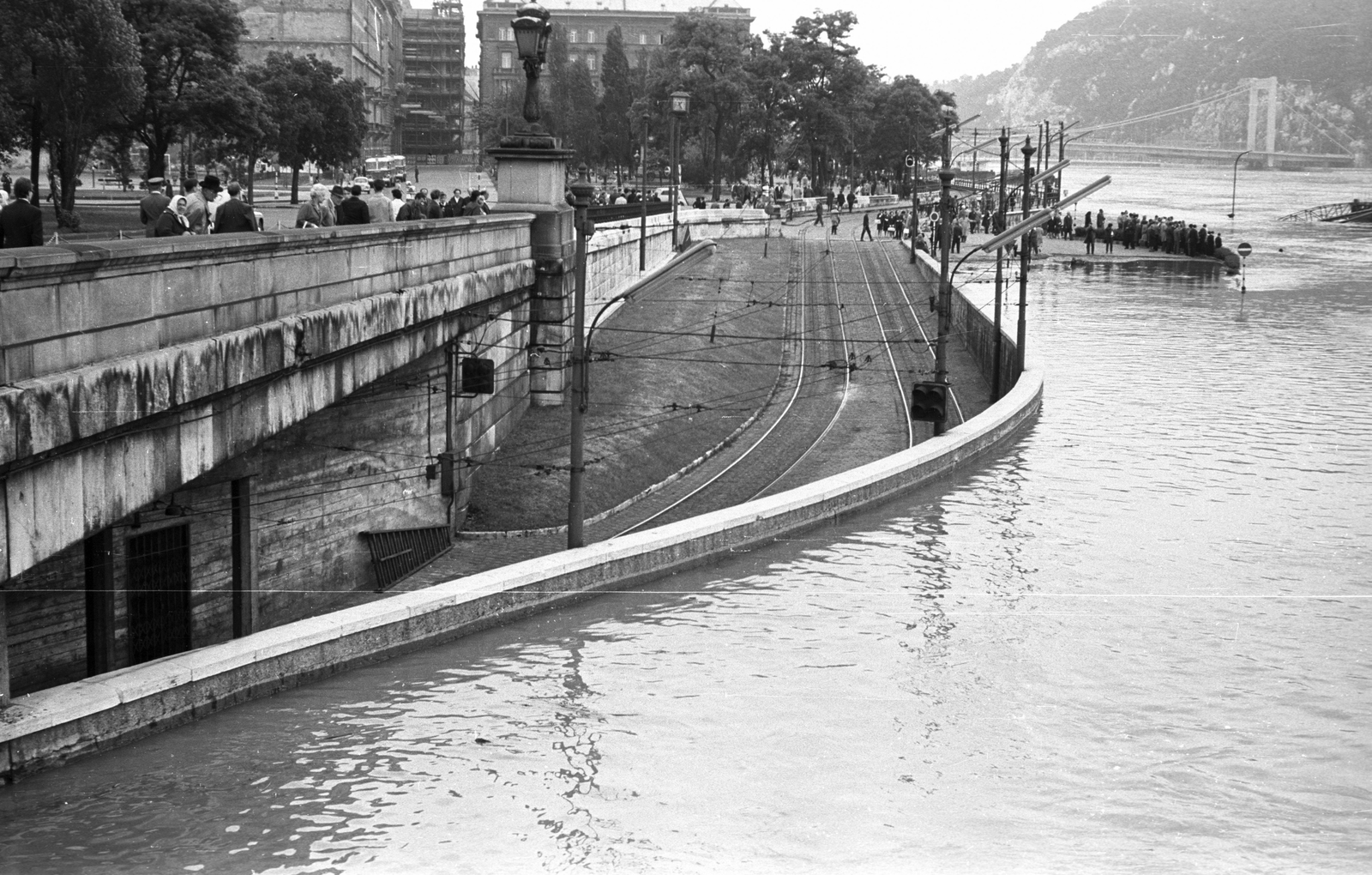 Hungary, Budapest V., pesti alsó rakpart és az Eötvös tér a Széchenyi Lánchíd felől, árvíz idején., 1965, Pálinkás Zsolt, water surface, flood, Danube, rails, Budapest, suspension bridge, Pál Sávoly-design, Fortepan #31492
