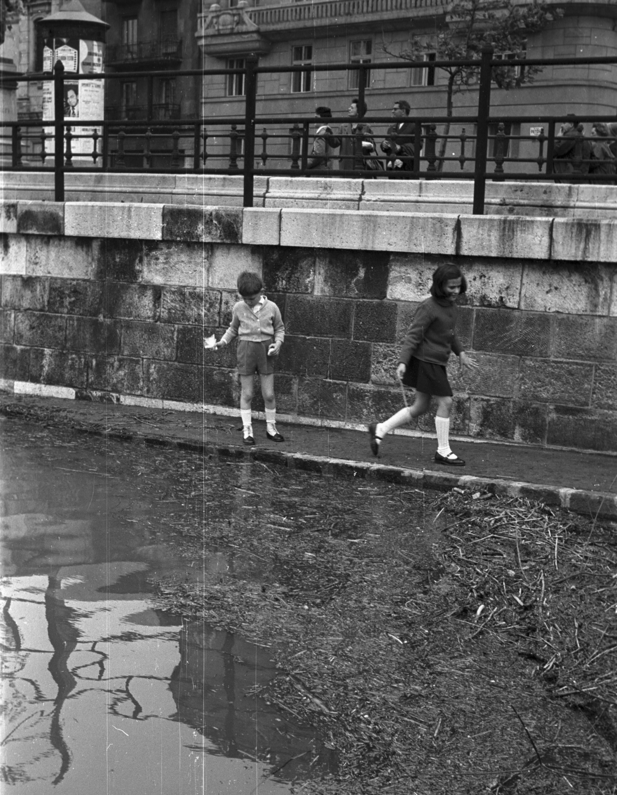 Magyarország, Budapest V., pesti alsó rakpart árvízkor a Petőfi térnél., 1965, Pálinkás Zsolt, árvíz, gyerekek, rakpart, Duna, Budapest, Fortepan #31493