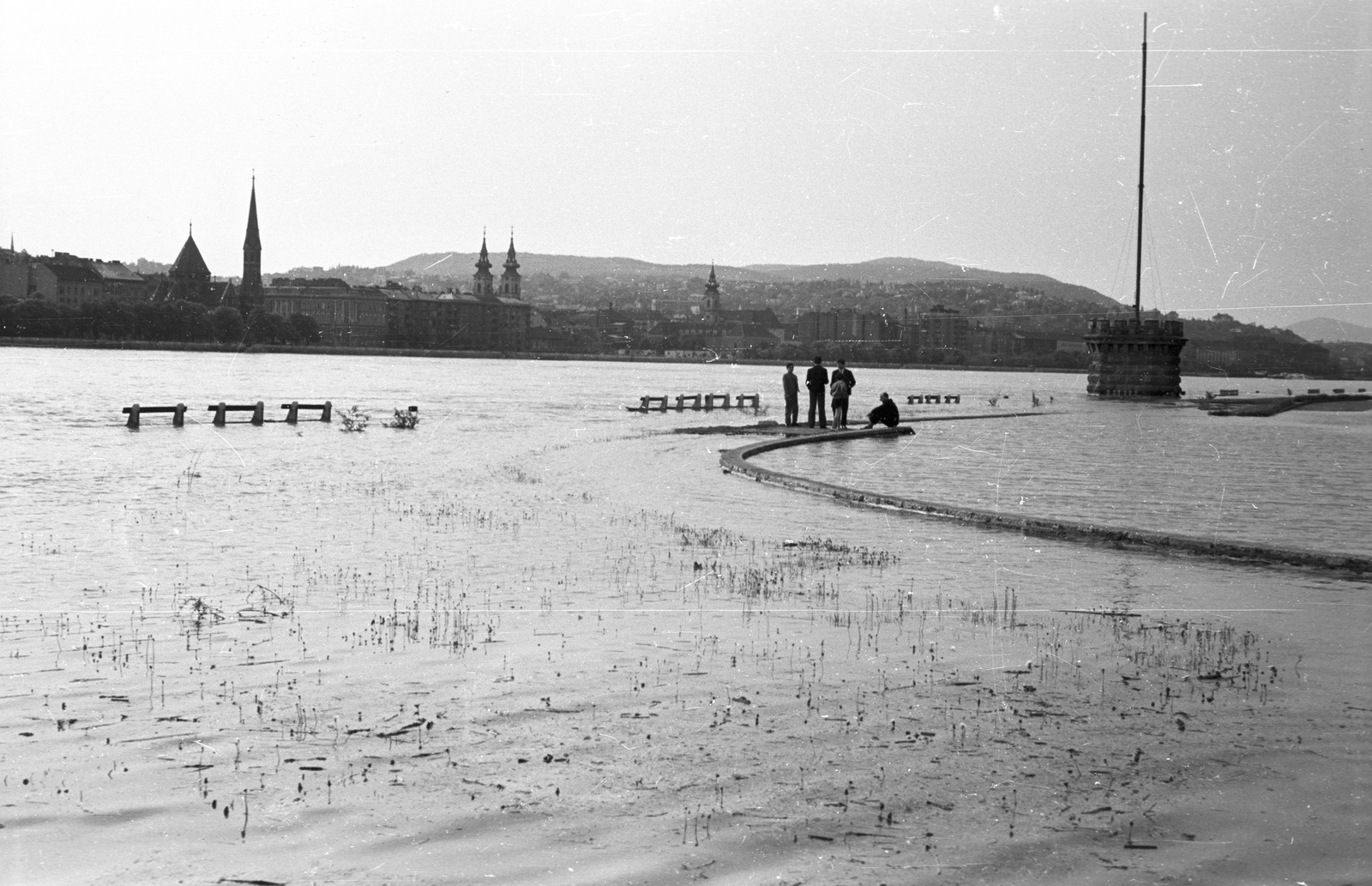 Magyarország, Budapest V., pesti alsó rakpart a Széchenyi István (Roosevelt) térnél., 1965, Pálinkás Zsolt, napsütés, víztükör, árvíz, látkép, pad, Duna, Budapest, Fortepan #31497