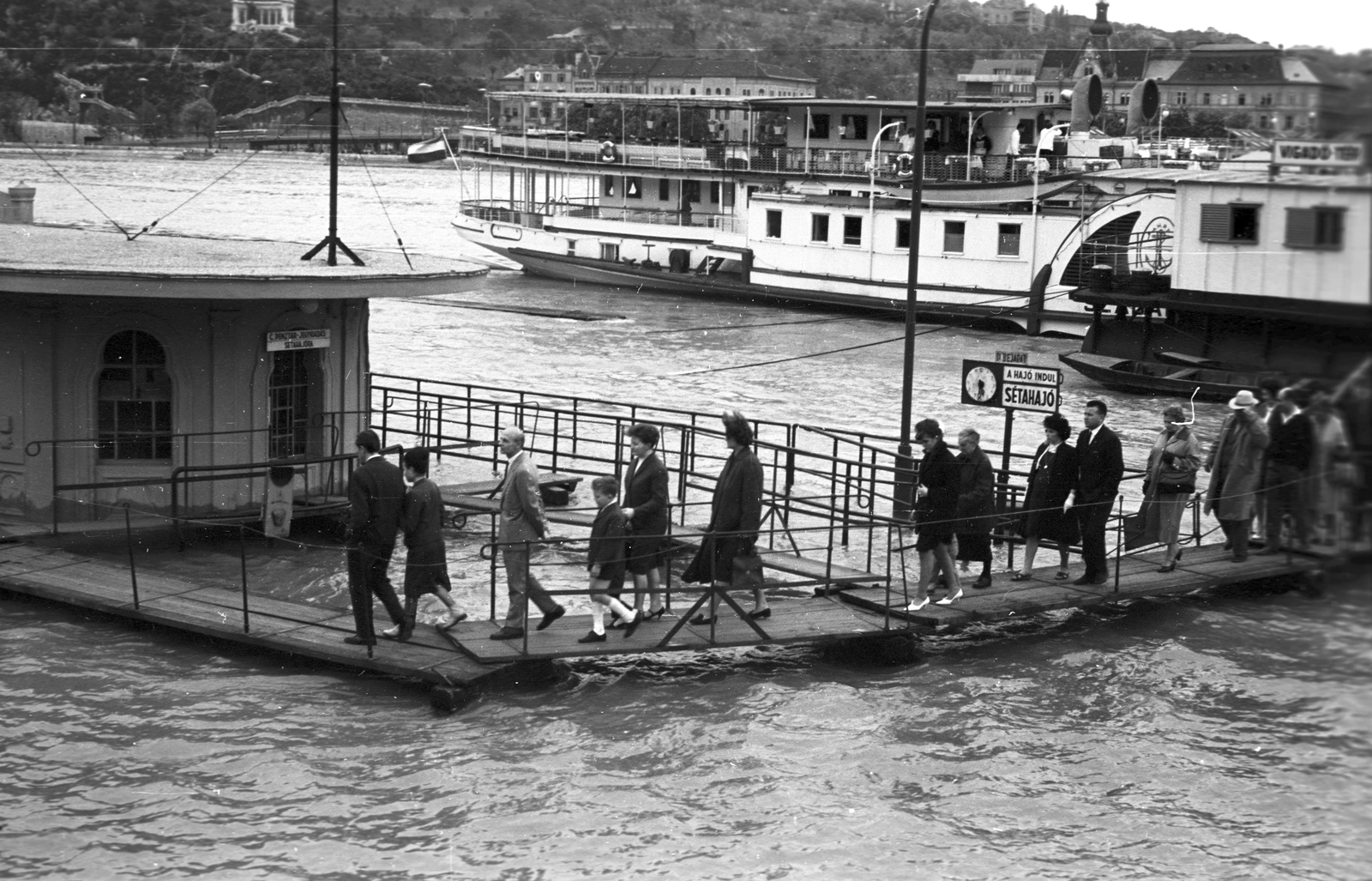 Magyarország, Budapest V., pesti alsó rakpart, Vigadó téri hajóállomás árvíz idején., 1965, Pálinkás Zsolt, hajó, életkép, árvíz, kikötő, gőzhajó, Duna, lapátkerekes hajó, hajóállomás, sétahajó, palló, Szabadság/Zsófia/Zsófia herczegnő hajó, Budapest, Fortepan #31502