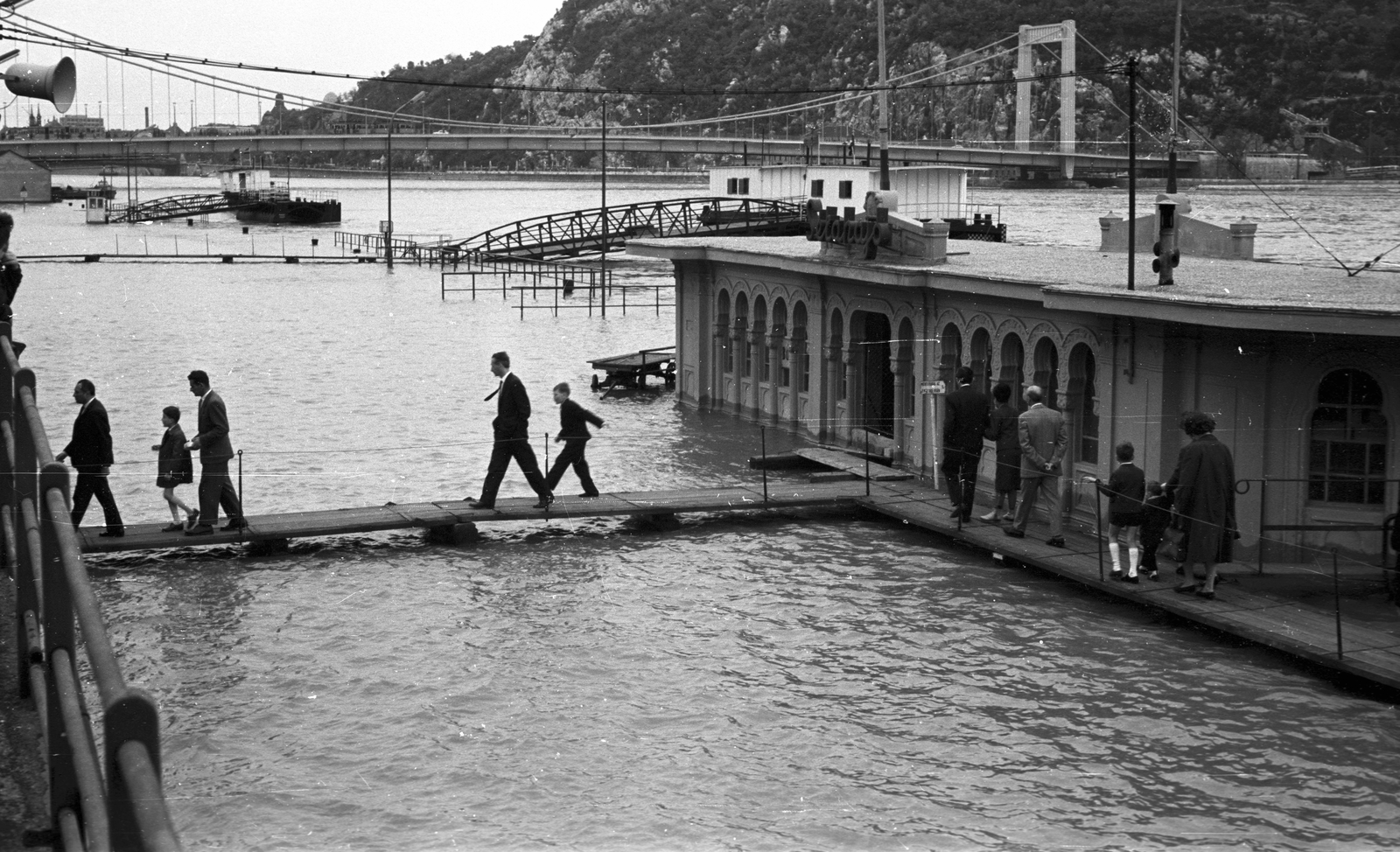 Hungary, Budapest V., pesti alsó rakpart, Vigadó téri hajóállomás árvíz idején., 1965, Pálinkás Zsolt, genre painting, flood, port, speaker, Danube, plank, Budapest, Fortepan #31503