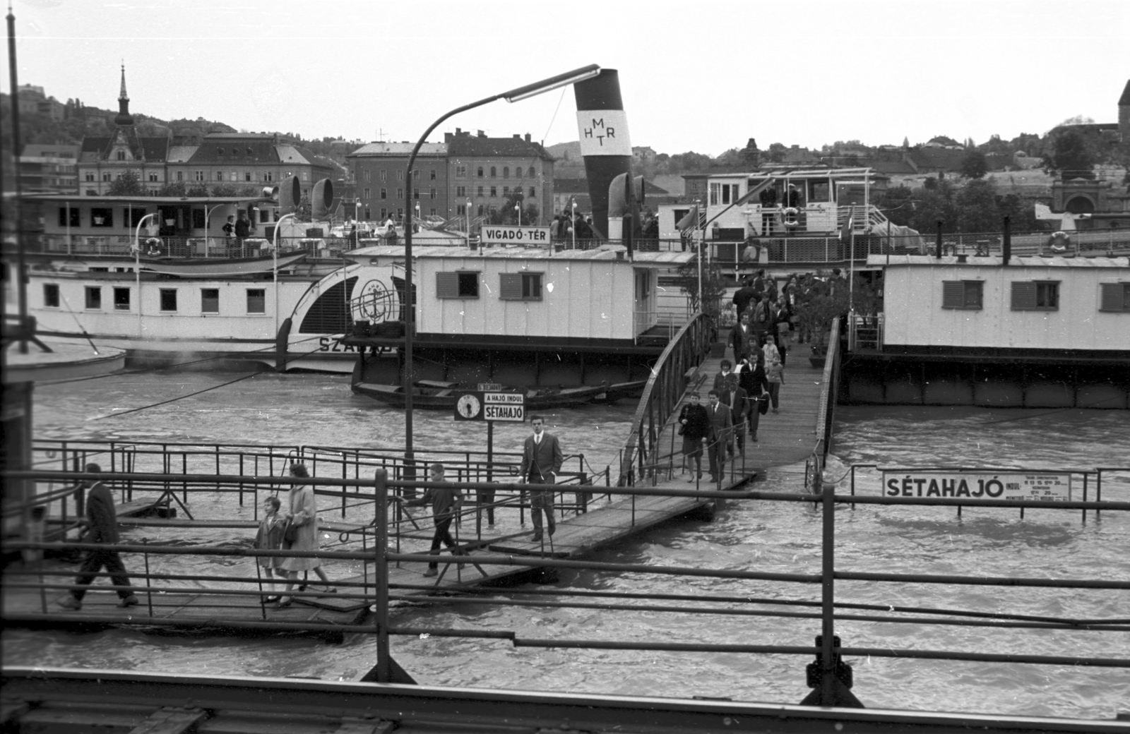 Hungary, Budapest V., pesti alsó rakpart, Vigadó téri hajóállomás árvíz idején., 1965, Pálinkás Zsolt, ship, genre painting, flood, port, steamboat, Danube, Szabadság/Zsófia/Princess Zsófia ship, place-name signs, Budapest, Fortepan #31506