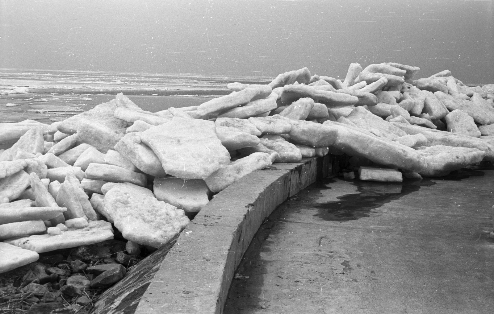 Hungary,Lake Balaton, Siófok, kikötő, nyugati móló., 1966, Pálinkás Zsolt, winter, ice field;ice float, pier, Lake Balaton, Fortepan #31512